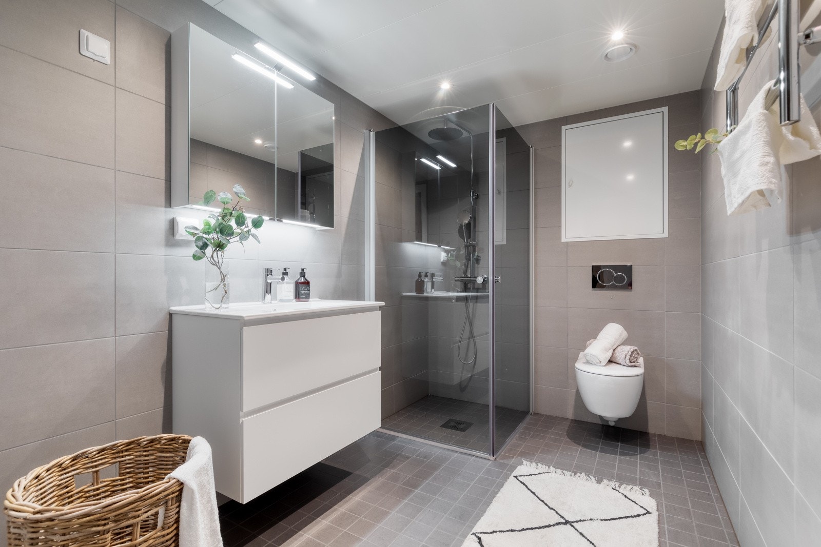 Her får du gleden av to flotte flislagte bad. Det største badet, som er på ca. 5 kvm, er innredet med vegghengt toalett, regnfalldusj med innfellbare dusjdører, servant med stor skuffeseksjon under, samt speilskap med belysning over. Galleribilde