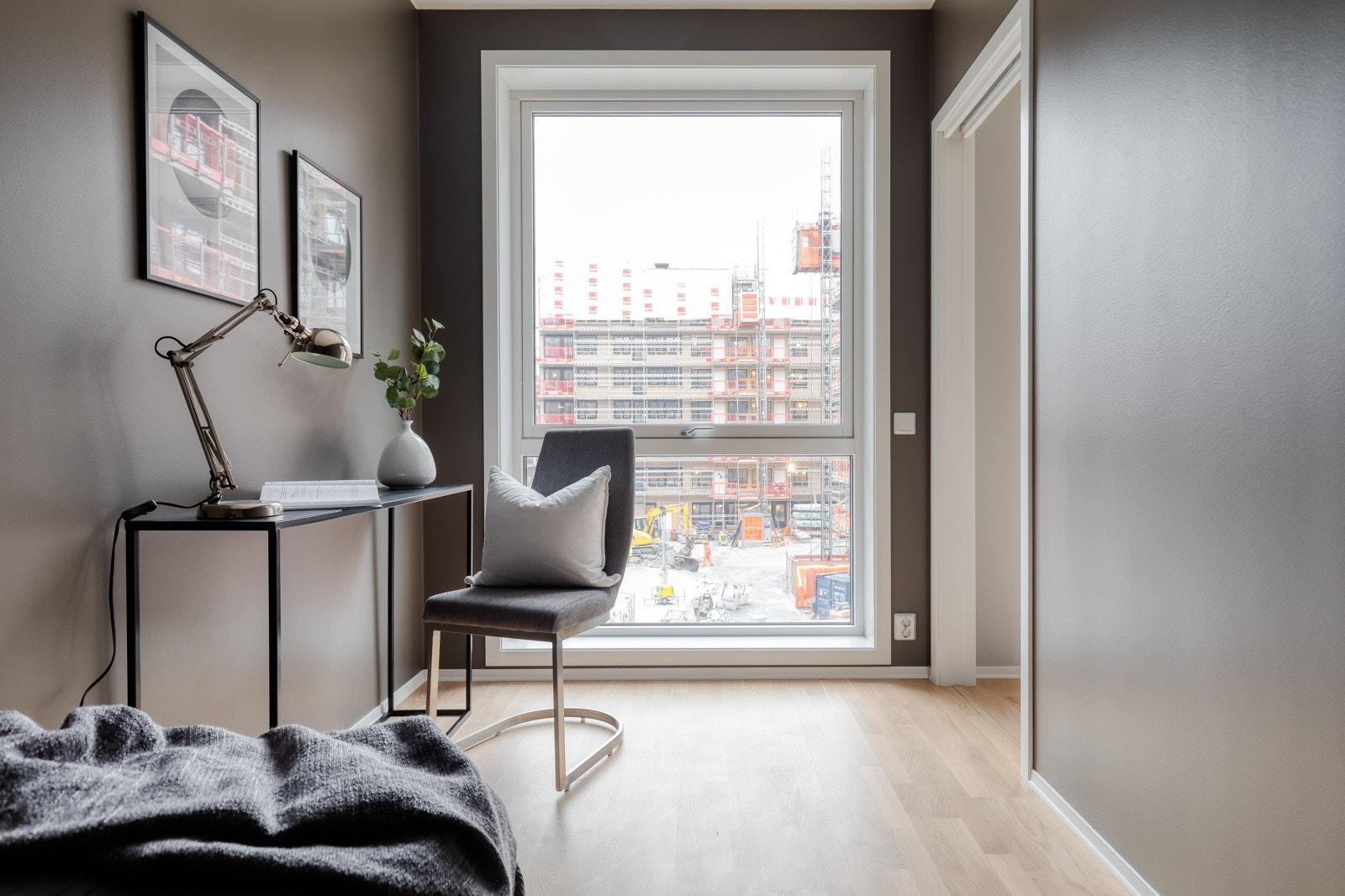 Stor vindusflate på soverommet. Galleribilde