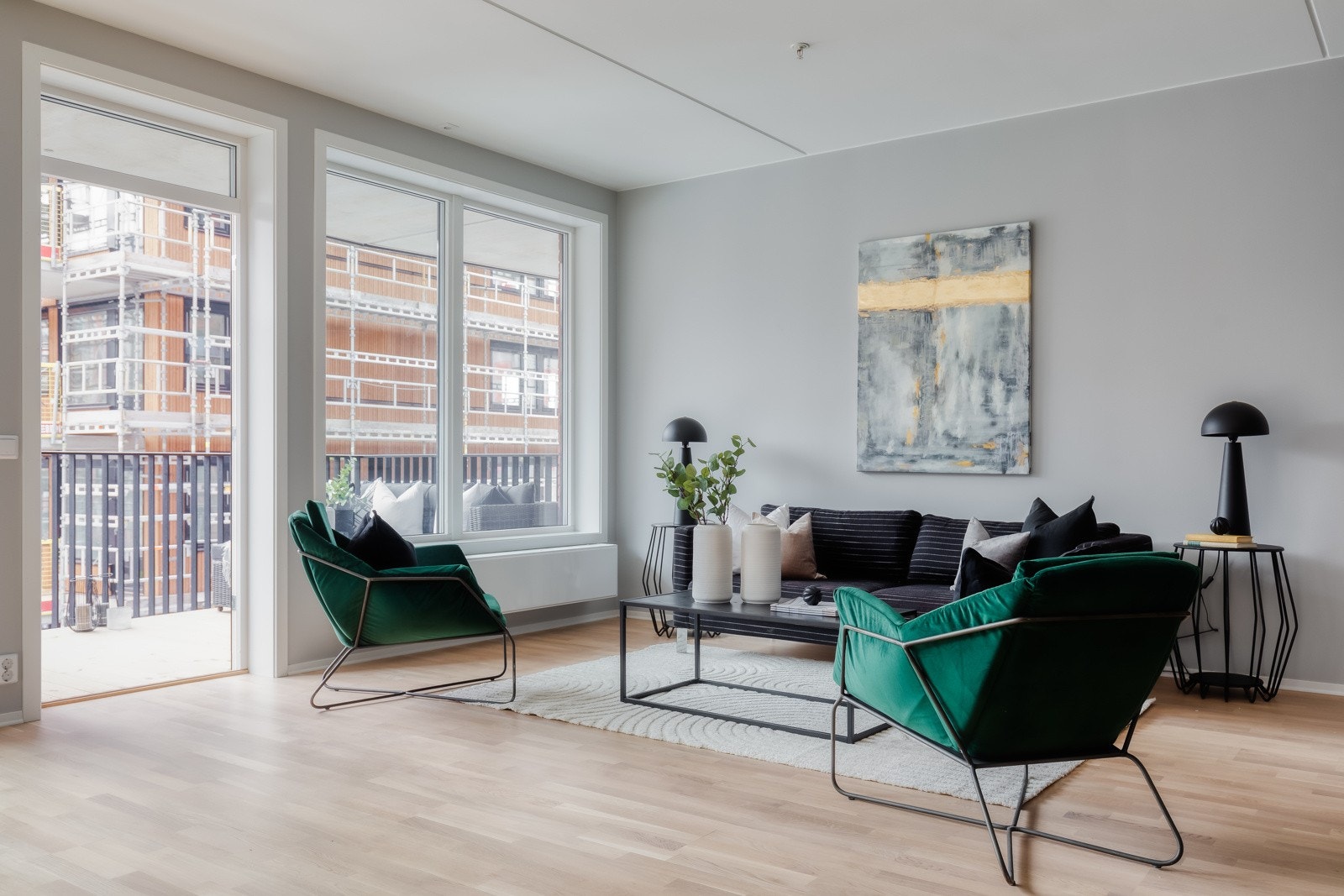 Leiligheten har en romslig og flott stue-/kjøkkenløsning som er enkel å innrede. Galleribilde