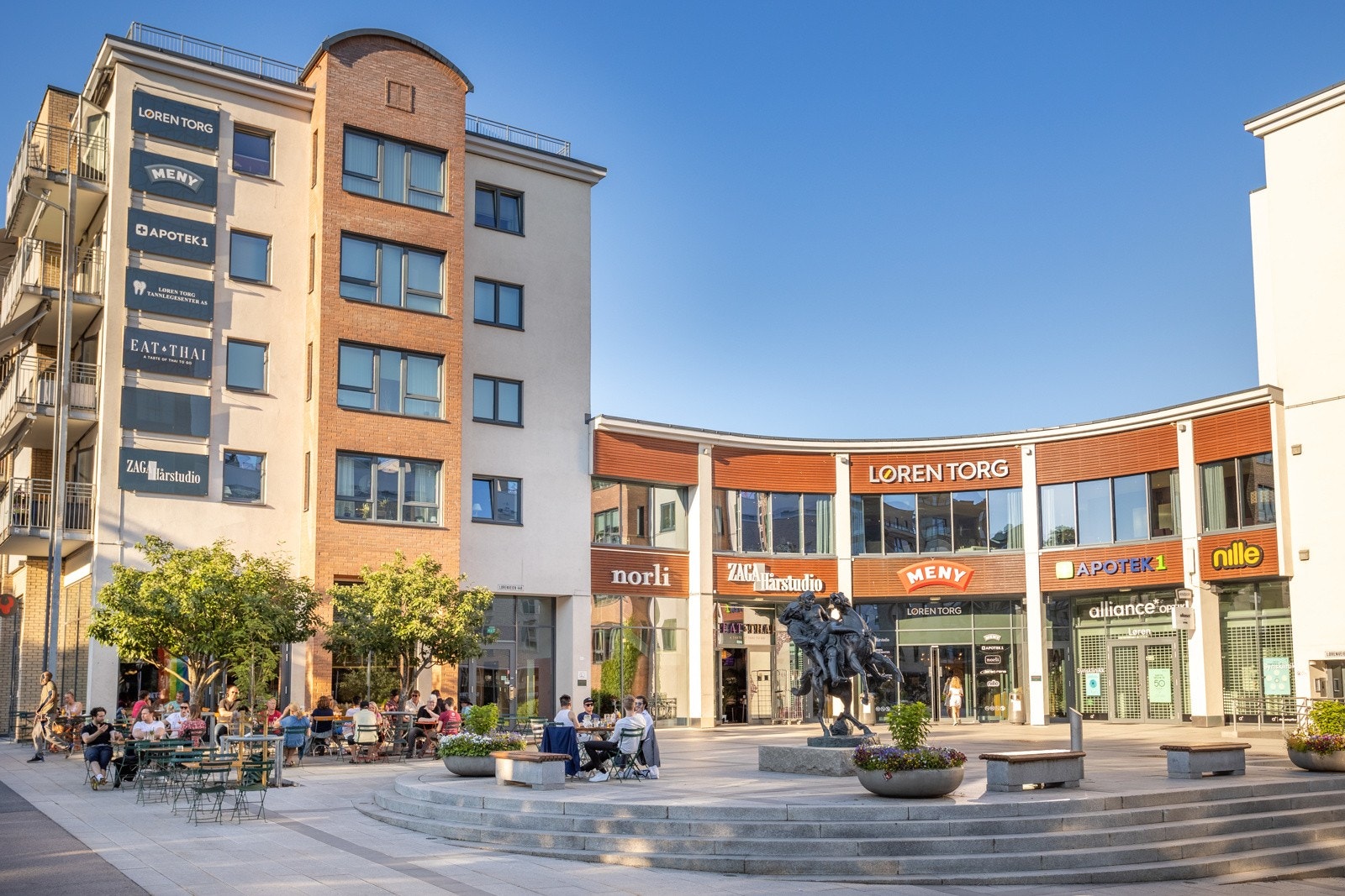 Løren Torg er et samlingspunkt på Løren med stor dagligvarebutikk (Meny), apotek, postkontor, Optiker og flere spisesteder Galleribilde