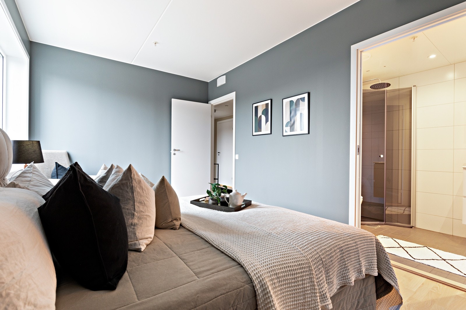 Fra hovedsoverommet er det direkte adkomst til det ene badet. Galleribilde