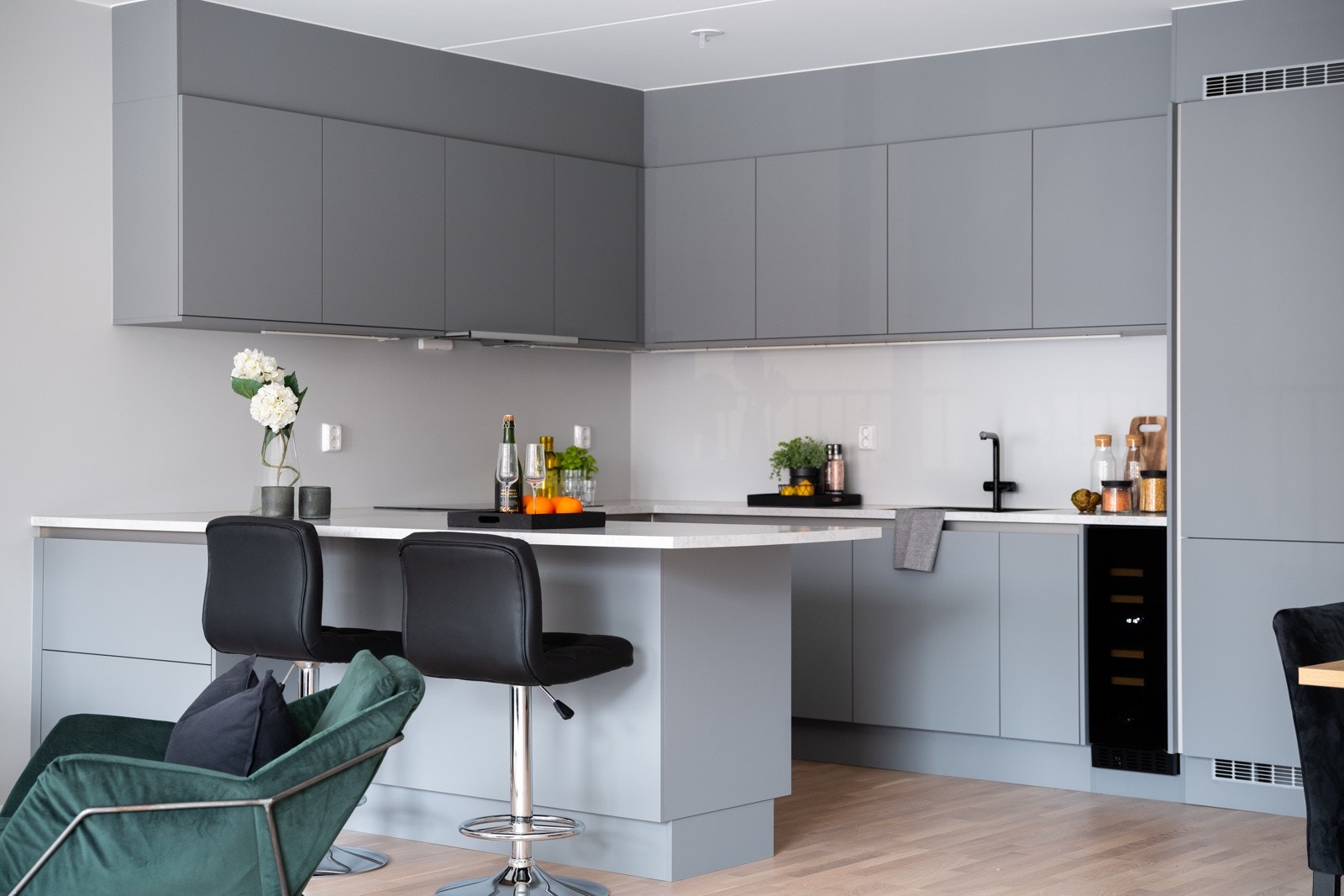 Kjøkkenbenken mot stuen gir et naturlig skille mellom kjøkkenet og resten av stuen. Galleribilde