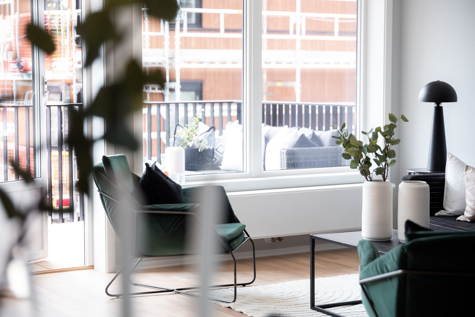 Store vindusflater som gir godt med naturlig lysinnslipp. Galleribilde