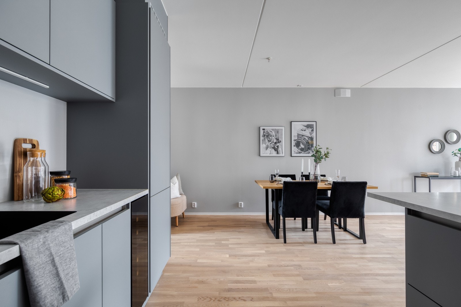 Det er integrert hvitevarer som stekeovn, oppvaskmaskin og kjøl-/fryseskap. Galleribilde