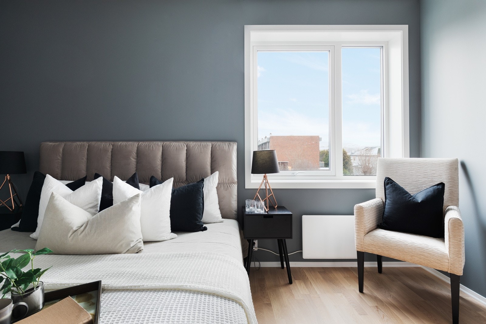 Hovedsoverommet er på ca. 13 kvm og har god plass til dobbeltseng, nattbord og garderobeløsning. Galleribilde