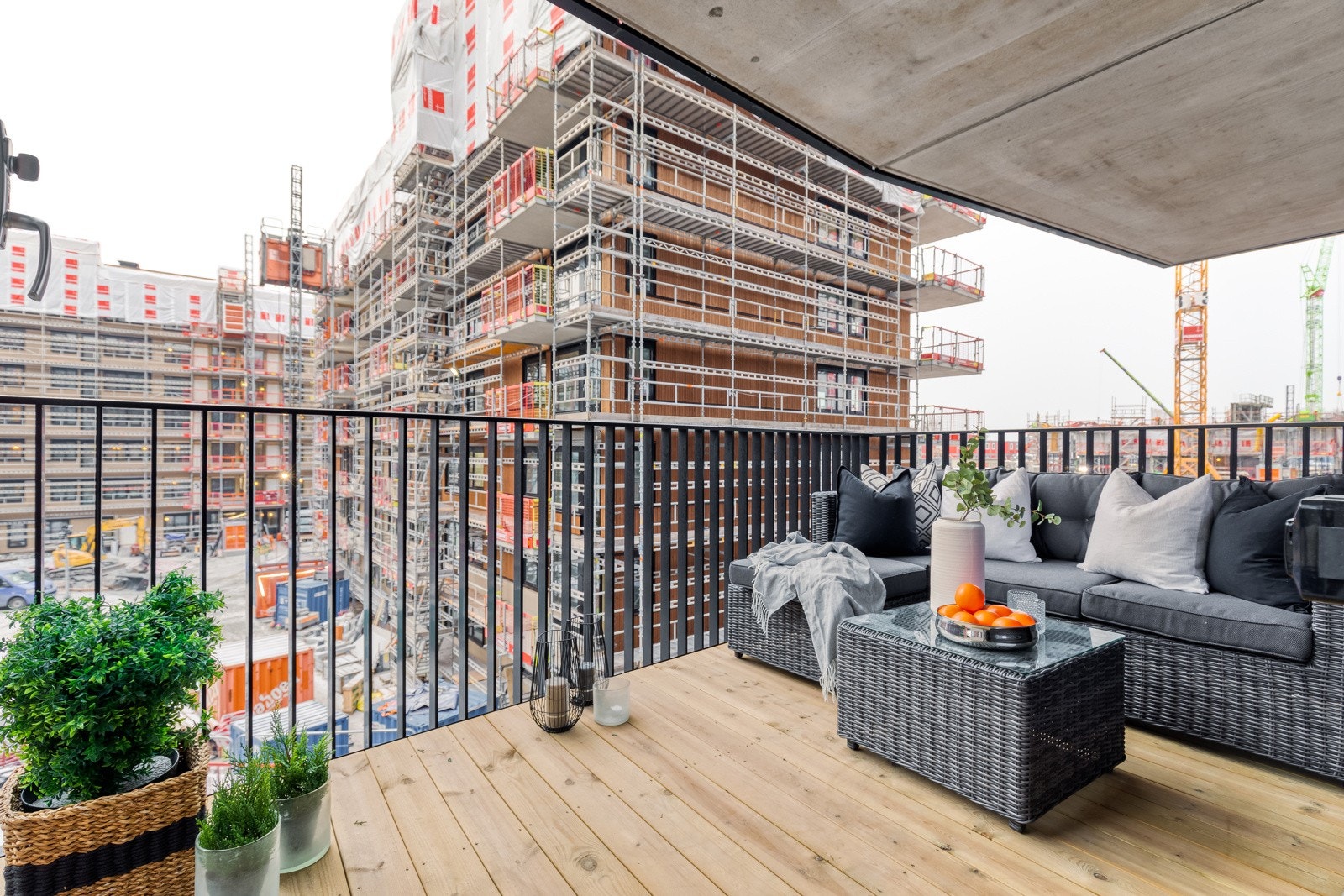 Fra stuen er det utgang til en romslig balkong på ca. 7 kvm. Her er det god plass til sittegruppe, grill og beplantning. Galleribilde