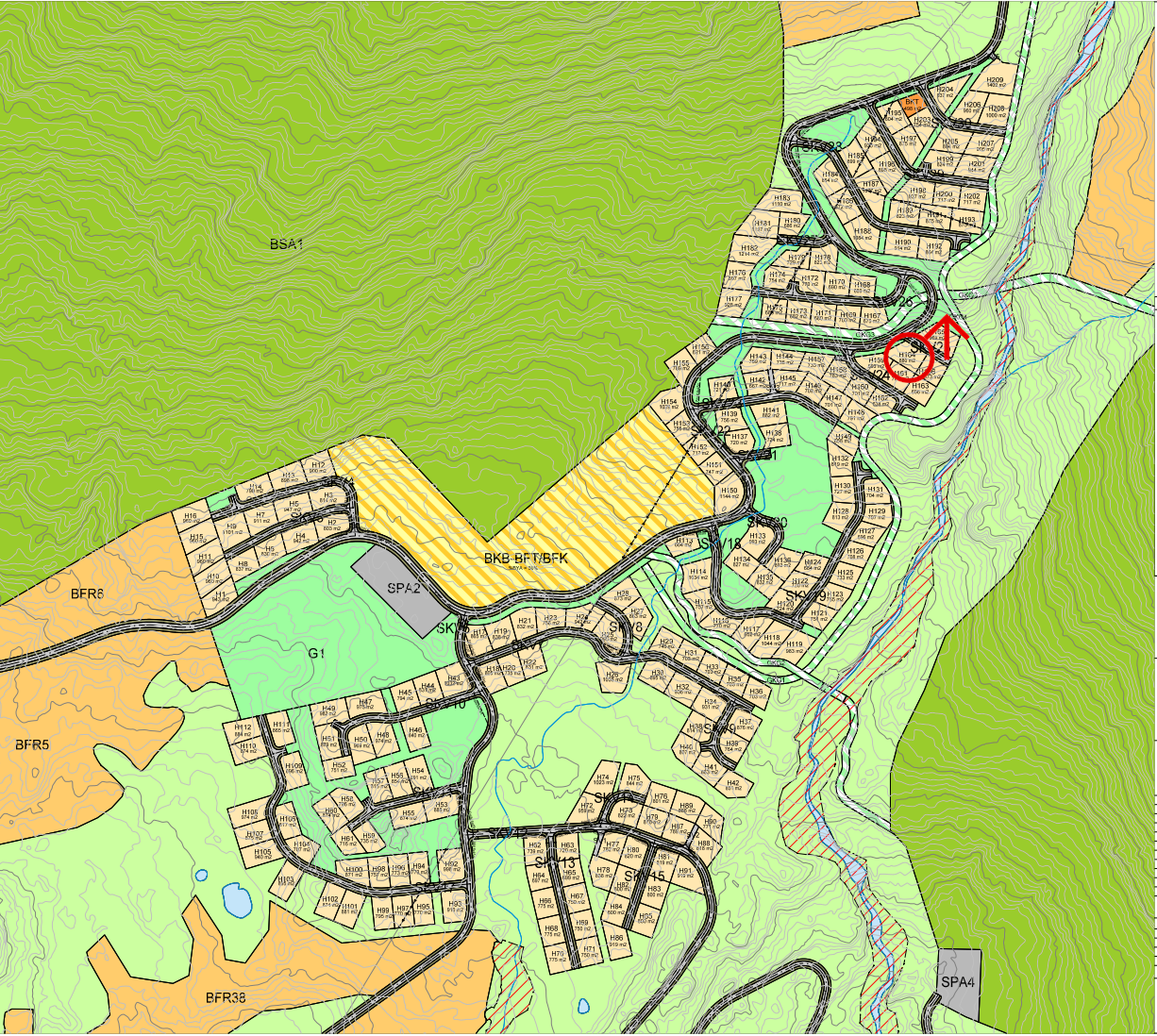Tomten markert i rød runding og pil viser ski inn/ut til dagens ski anlegg til venstre og fremtidig stolheis til høyre samt langrennsløype som går oppover på innsiden av tomtene Galleribilde