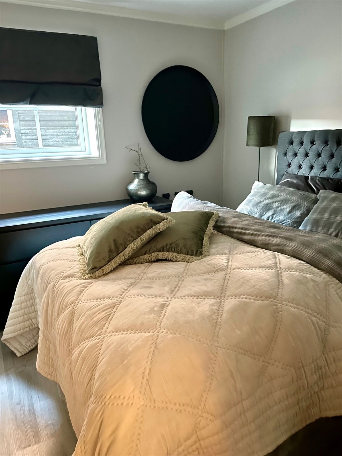 Et deilig soverom med dobbeltseng og kommode Galleribilde