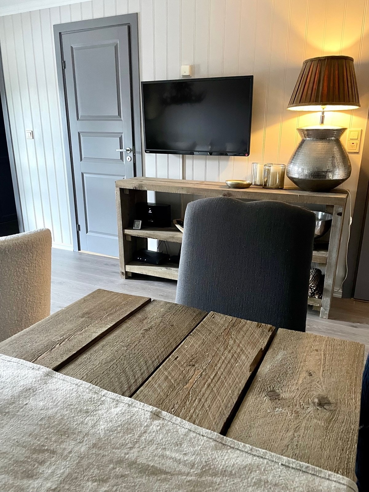 Gjennomgående beige vegger og gråmalte dører i hele leiligheten Galleribilde