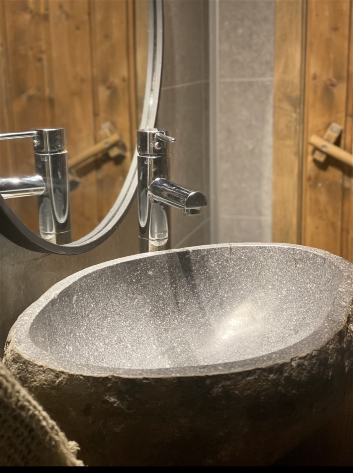 Eksklusiv vask i stein komplementerer den gjennomførte stilen i leiligheten Galleribilde