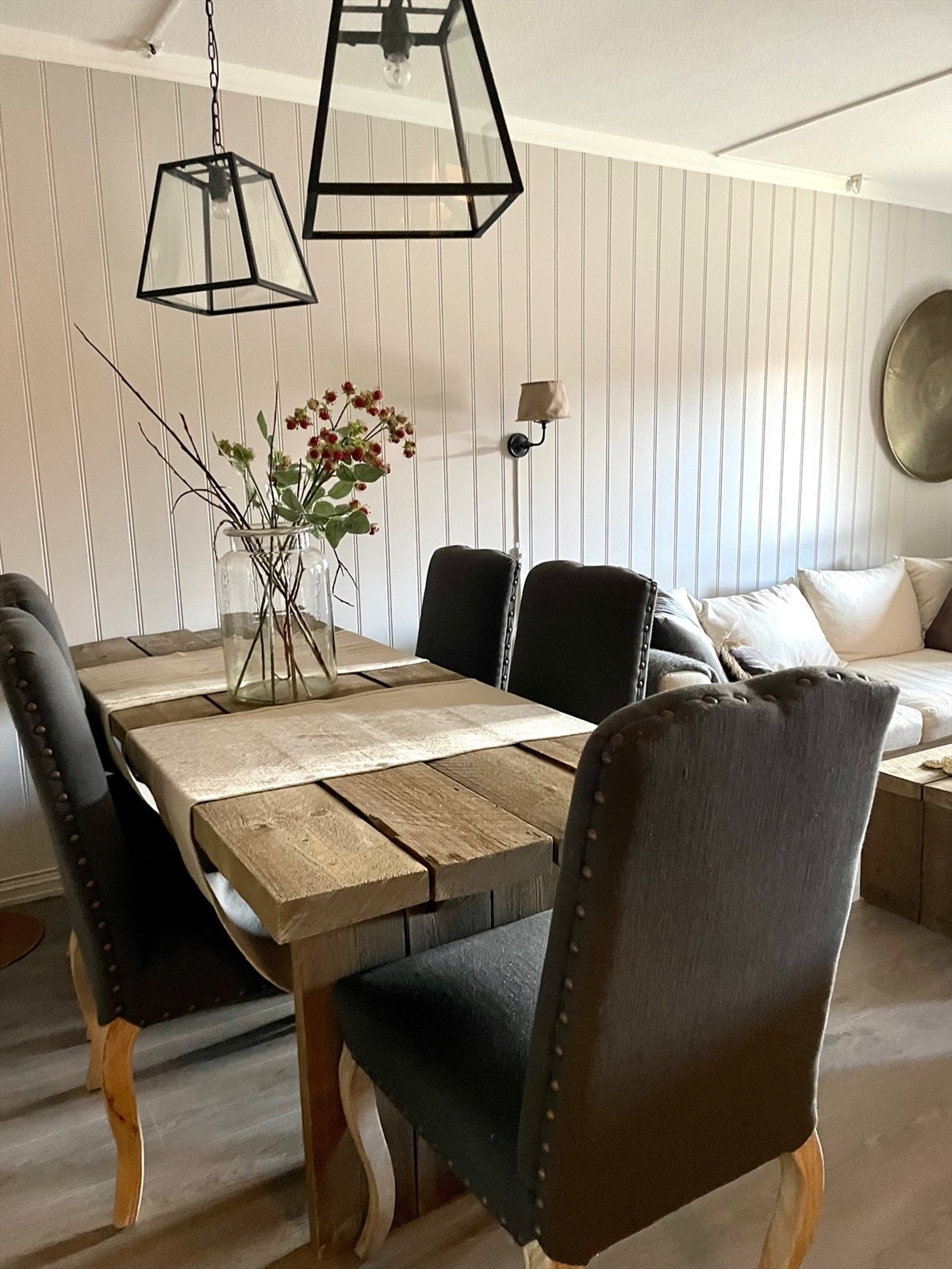 Sofabord, spisebord og reol i samme stil Galleribilde