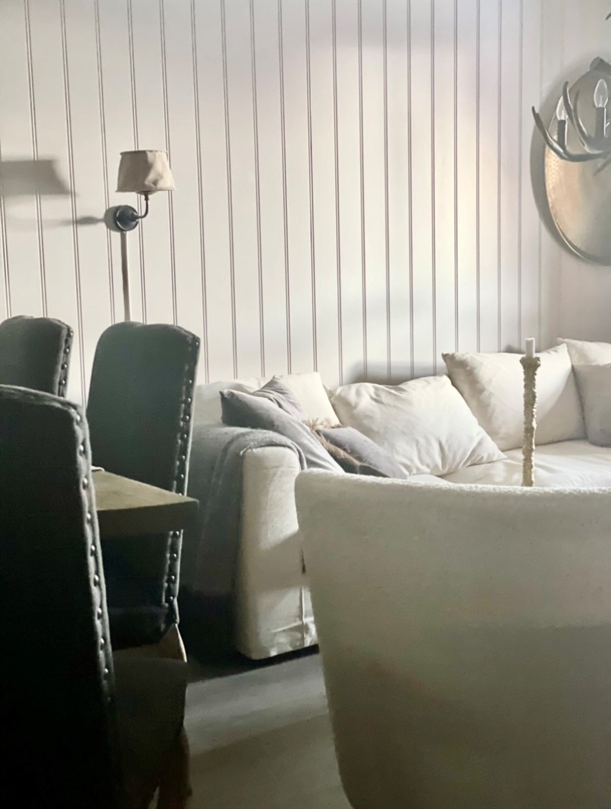 Pent slitesterkt laminatgulv i stue/kjøkken, gang og begge soverom Galleribilde