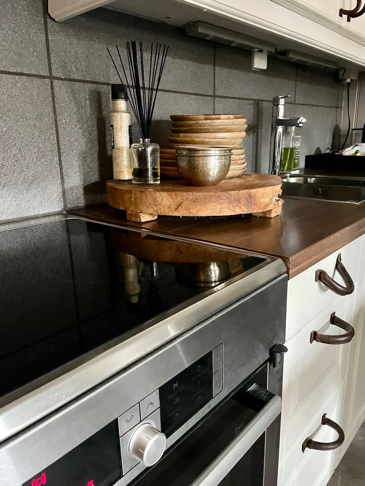 Kjøkken. Legg merke til håndtakene i skinn! Galleribilde