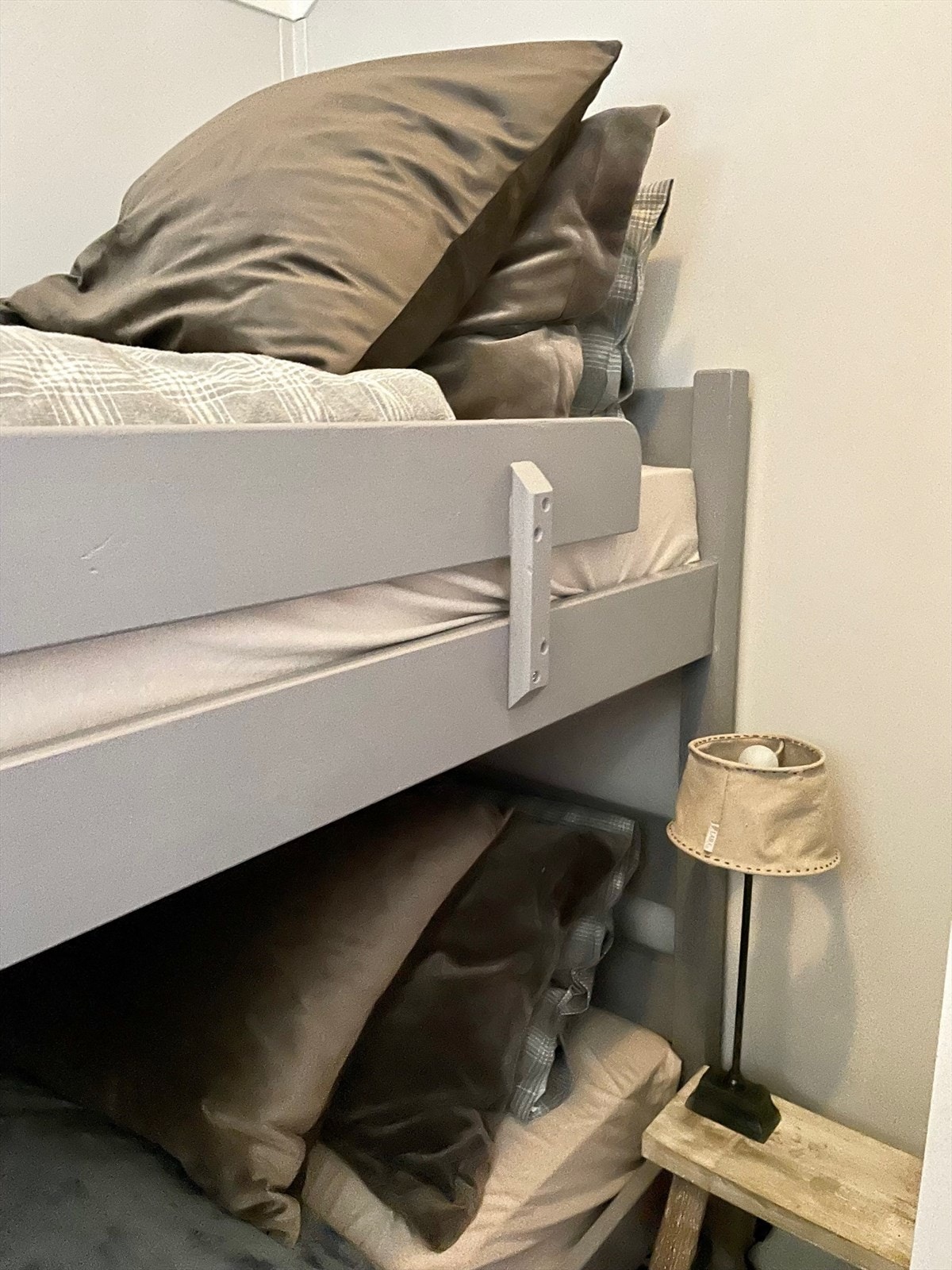 Her fra soverommet med køyeseng. Her kan garderobeskapet låses av om man vil kombinere utleie og eget bruk Galleribilde