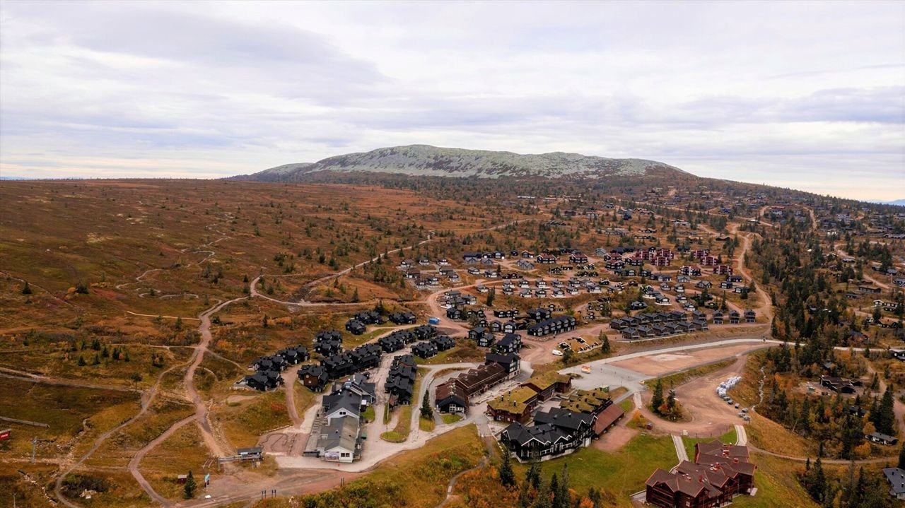 Legg merke til sykkeltraseer og stier oppover i fjellet Galleribilde