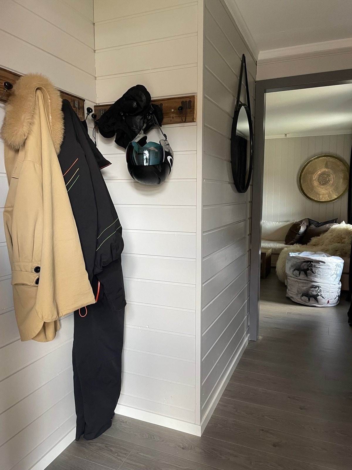 Praktisk nisje i entré til ytterklær og sko Galleribilde