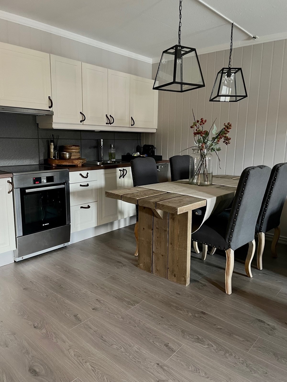 Et robust spisebord for lange sosiale måltider. Møbler og det meste av inventar medfølger i salget Galleribilde