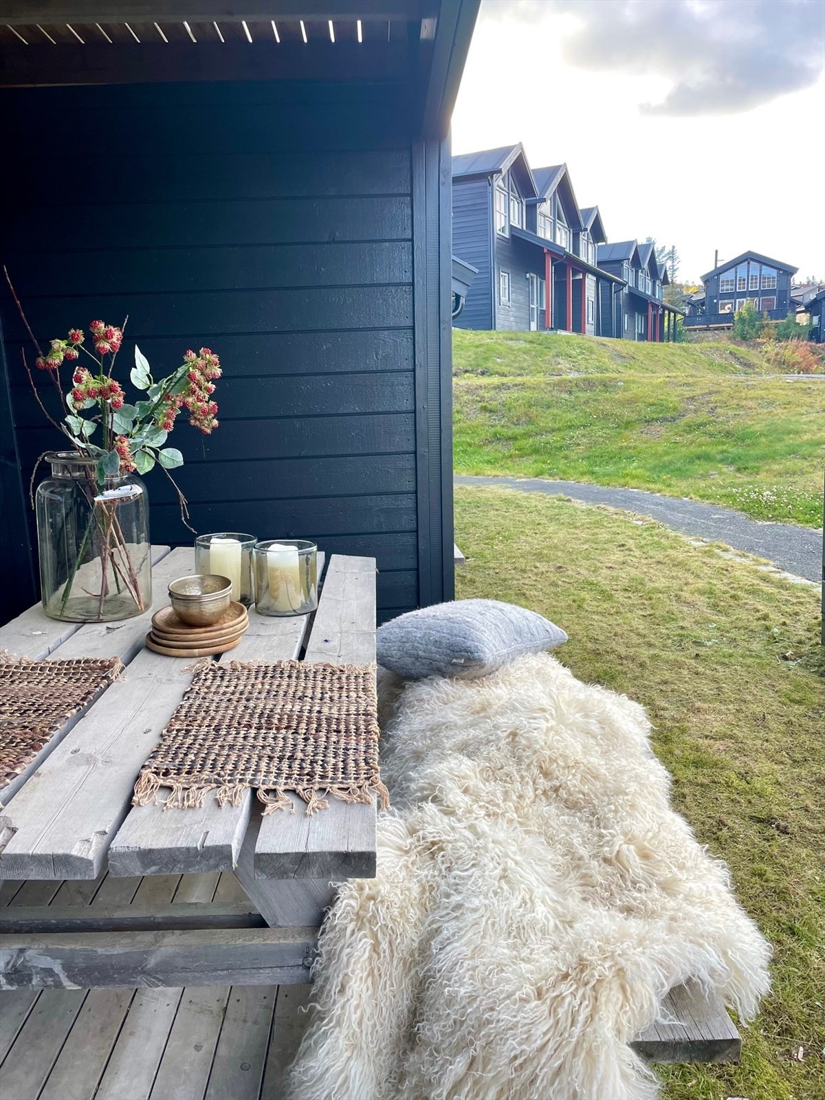 Lun uteplass på plattingen utenfor stua Galleribilde