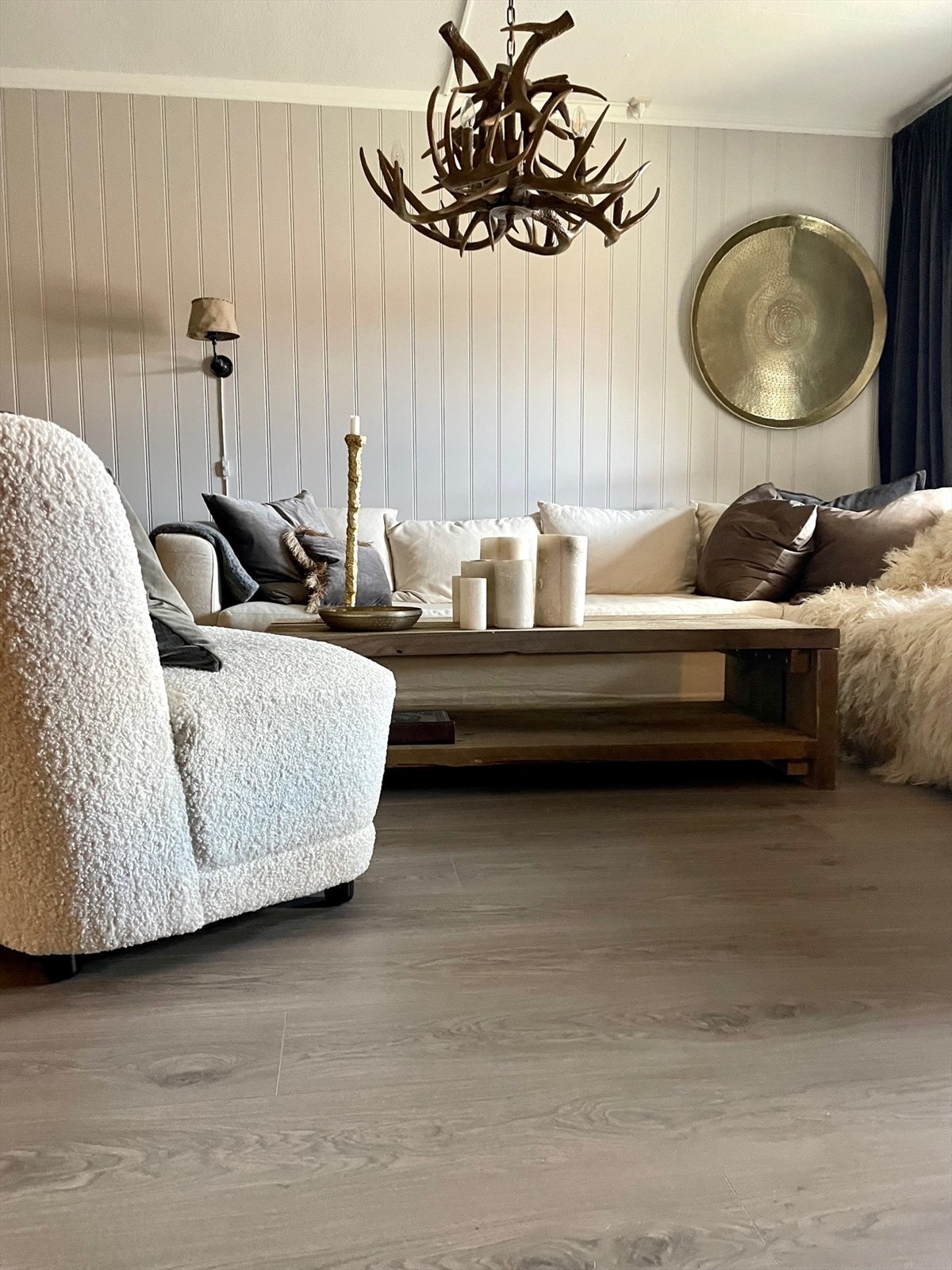 Leiligheten er gjennomført med lyse avstemte farger Galleribilde