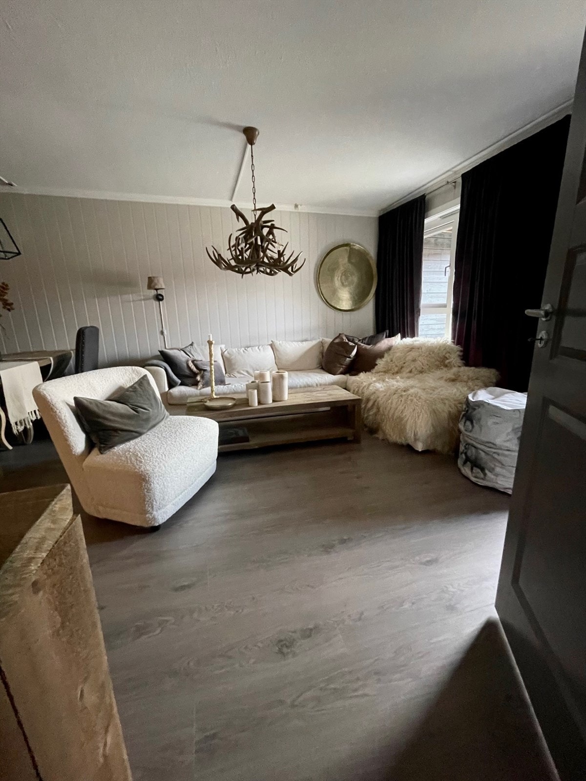 Koselig og lys stue/kjøkken med sofakrok og spisestue Galleribilde