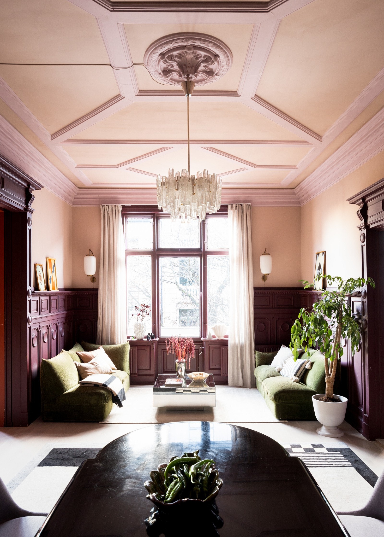 Boligen har en sjelden detaljrikdom, takhøyde på hele 3,3 meter, og har medvirket i en rekke internasjonale interiørblader Galleribilde