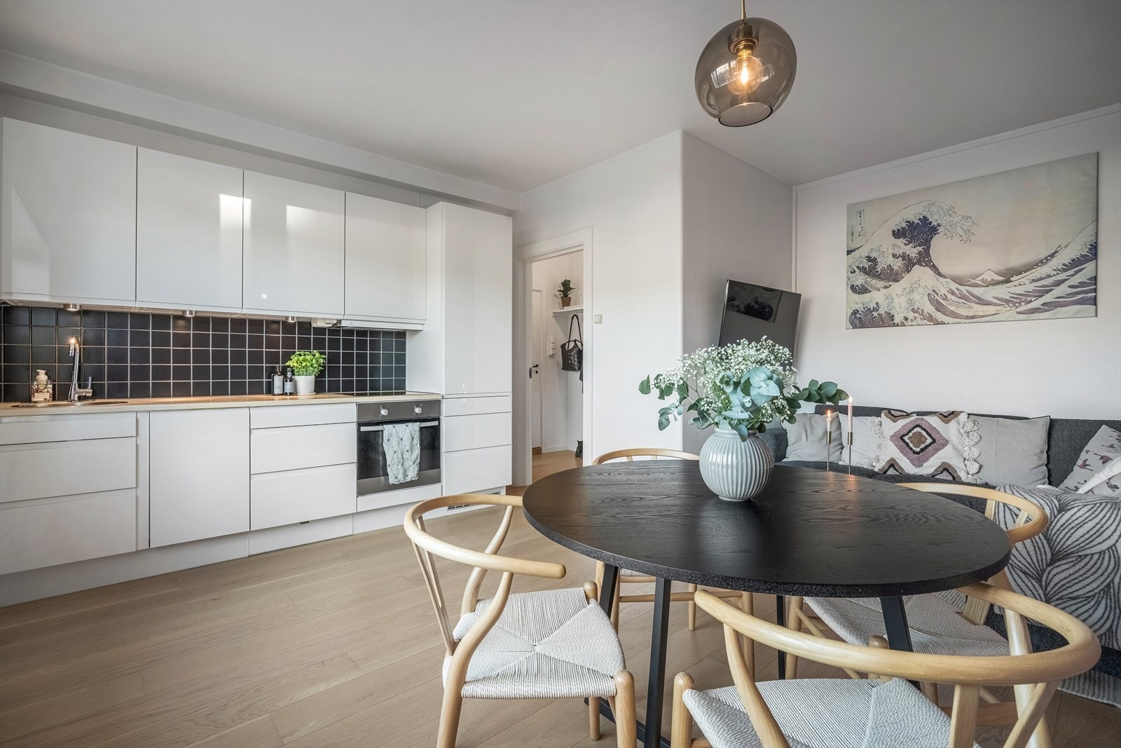 Leiligheten har en åpen stue- og kjøkkenløsning. Galleribilde