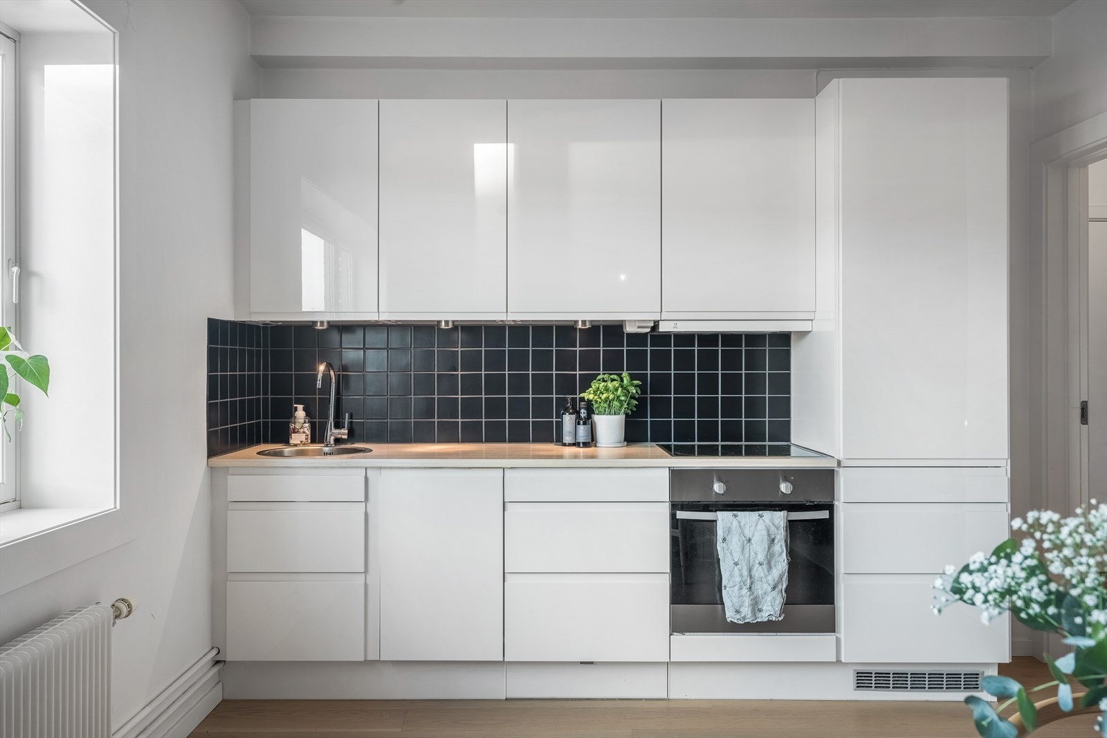 Kjøkkeninnredning fra HTH (2014) med alle nødvendige hvitevarer. Galleribilde