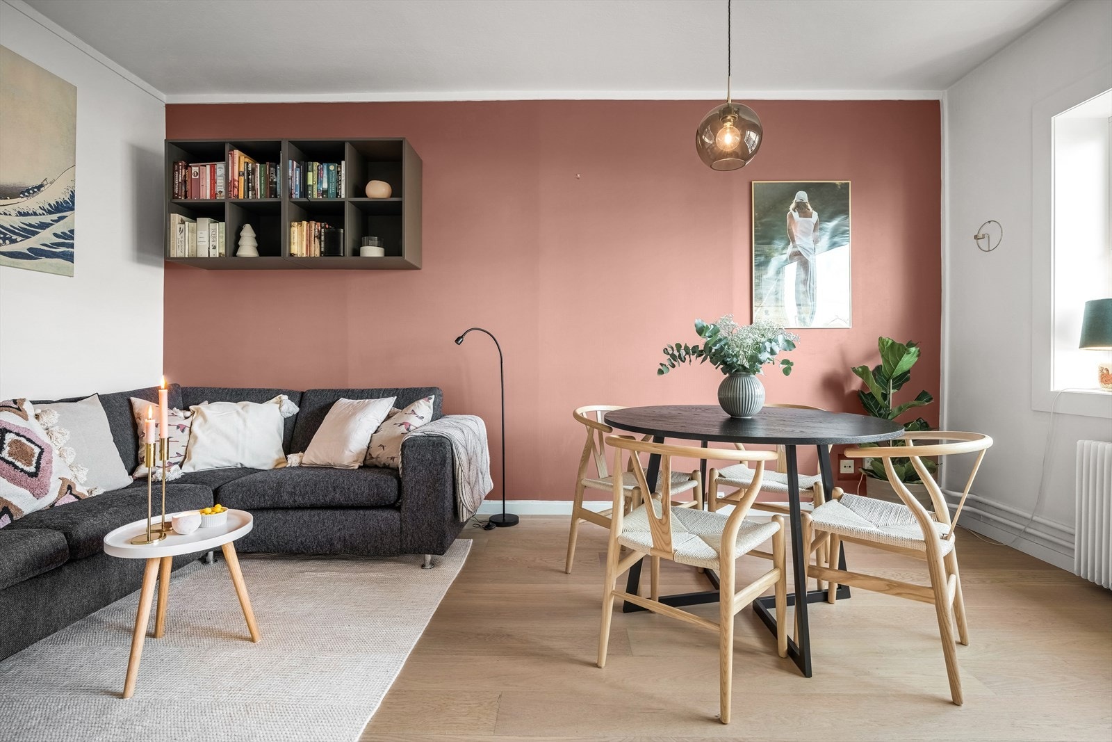 Leiligheten har en praktisk planløsning som sørger for naturlig inndeling til stue- og spisesone. Galleribilde