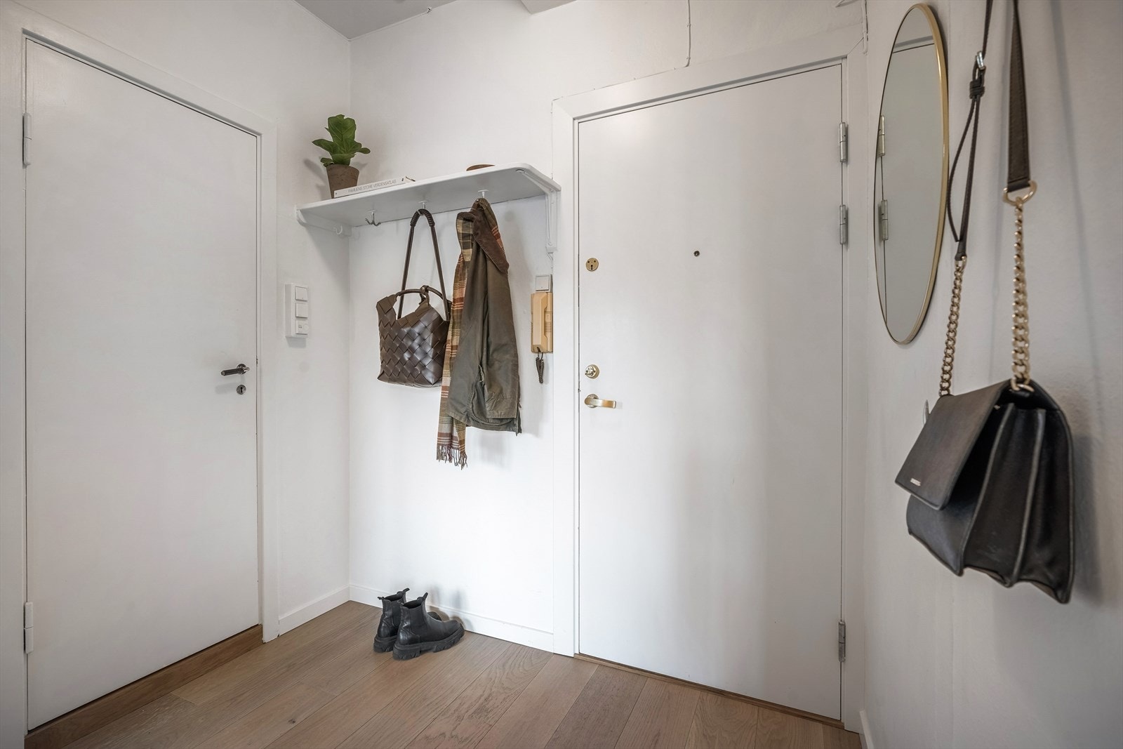 Velkommen inn til en romslig entré! Galleribilde