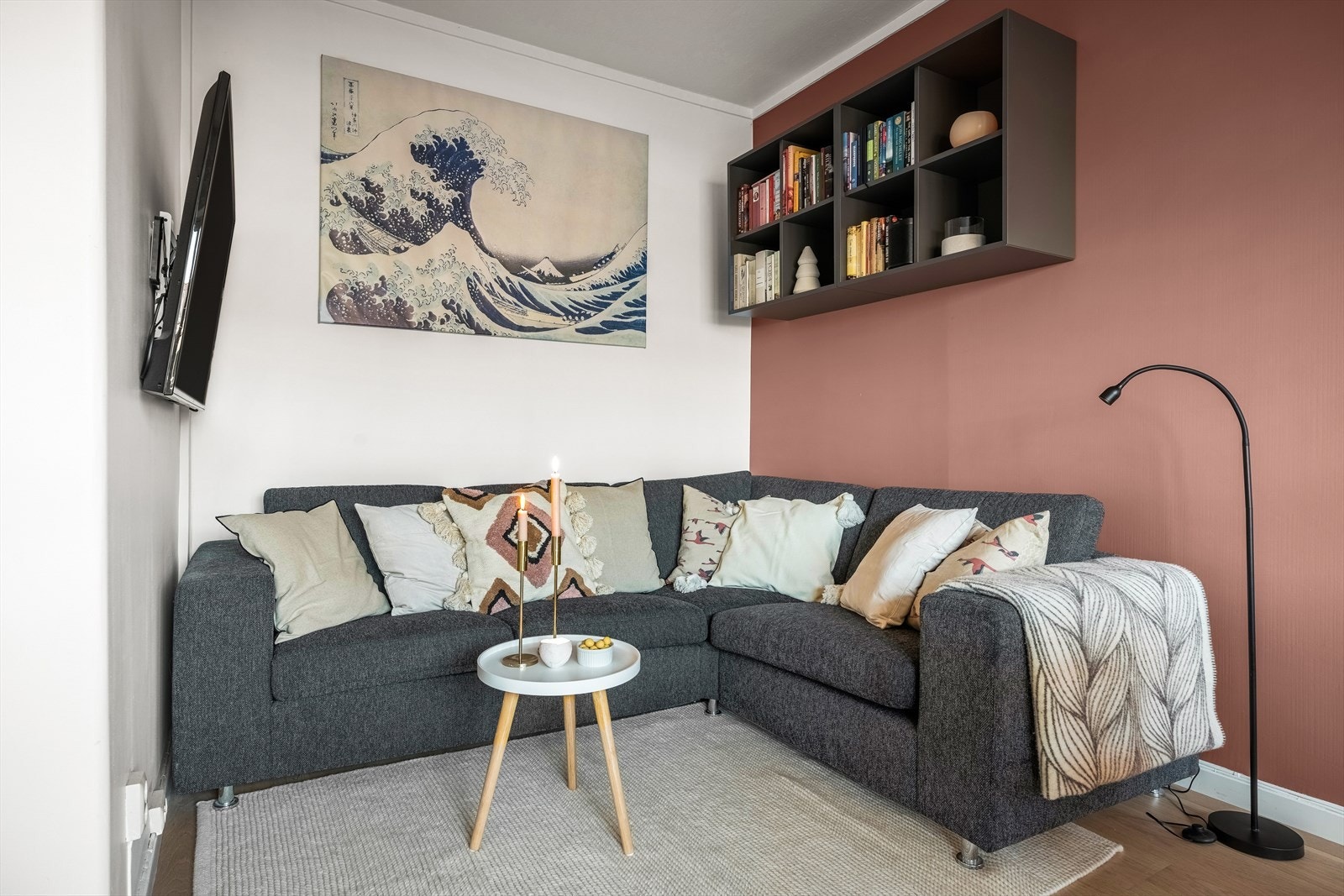 Leiligheten har plass til en stor sofa, hvilket gjør godt nytte for mange hyggelige lag. Galleribilde