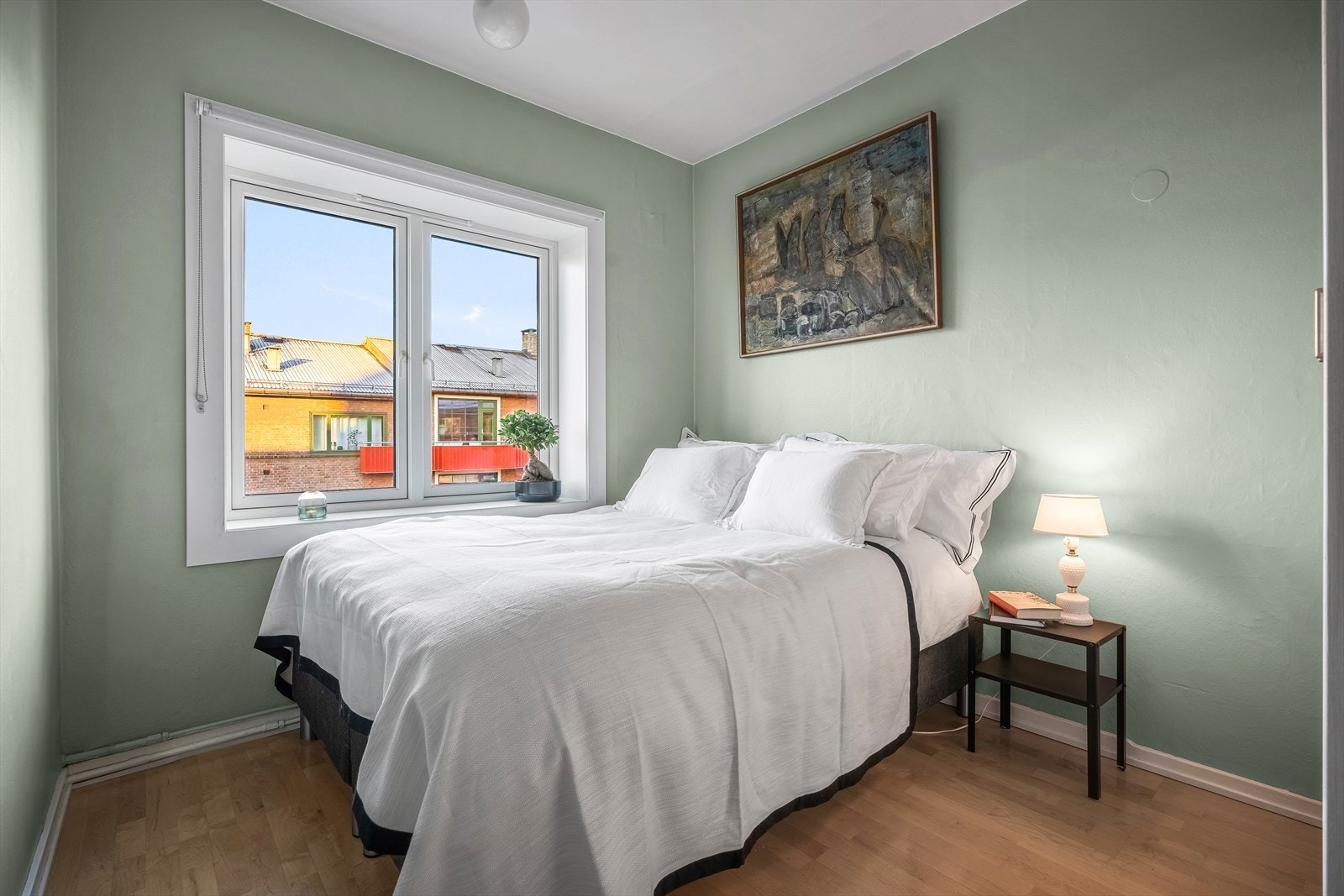 Leiligheten har et stort soverom med plass til dobbeltseng og tilhørende nattbord. Galleribilde