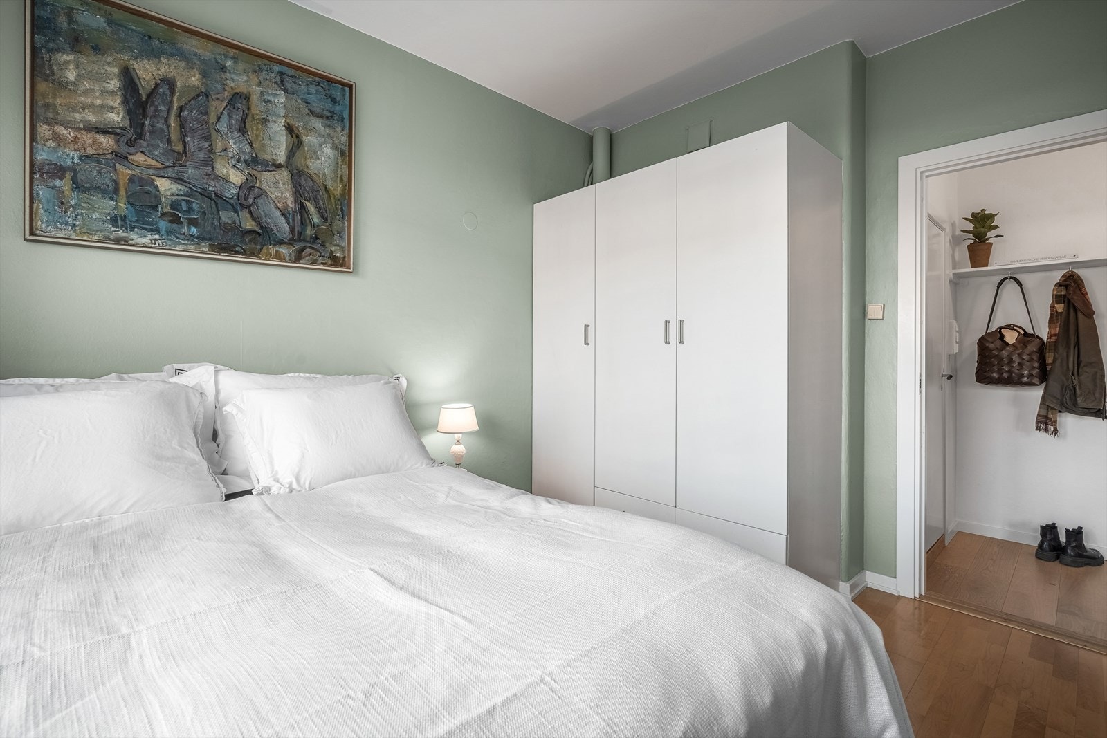 Garderobeskap medfølger ved salg. Galleribilde