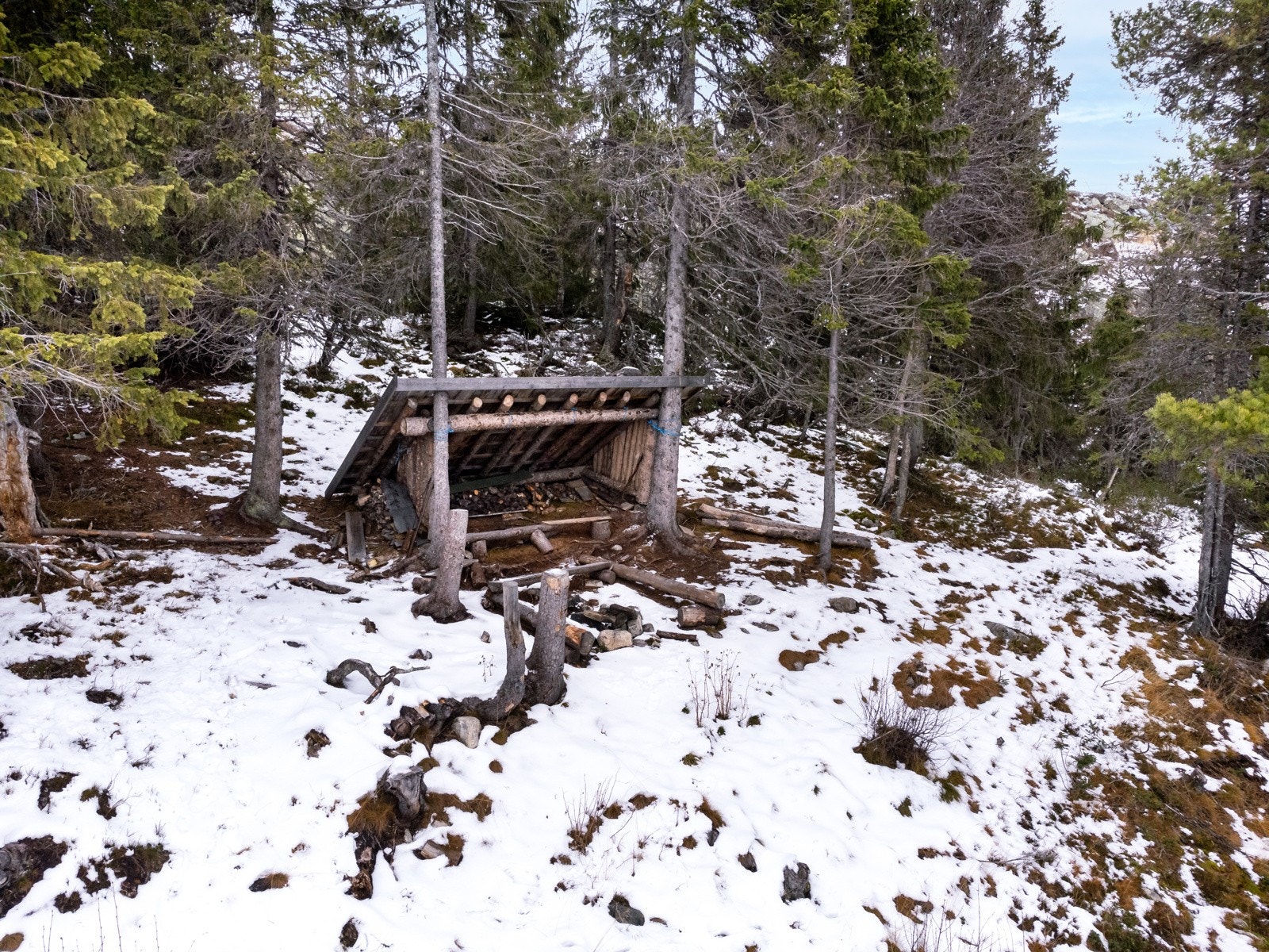 Området tilbyr deg fantastiske turområder for hele familien. Gapahuk med flott utsikt rett i nærområdet! Galleribilde
