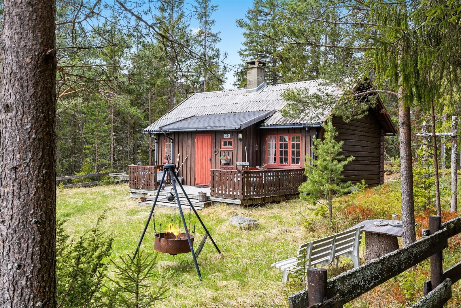 Enkel men koselig hytte ved Espedalsvannet. Galleribilde