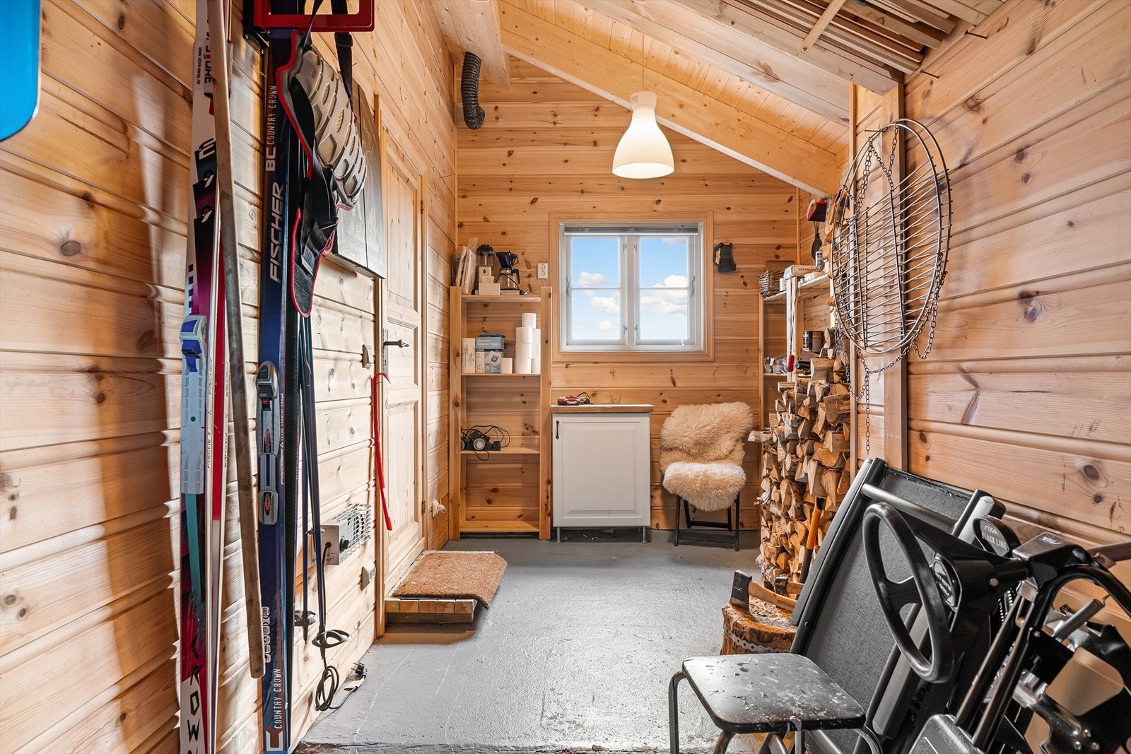 Hytta er påbygget med ekstra bodplass. Denne brukes til lagring av ved og utstyr. Galleribilde