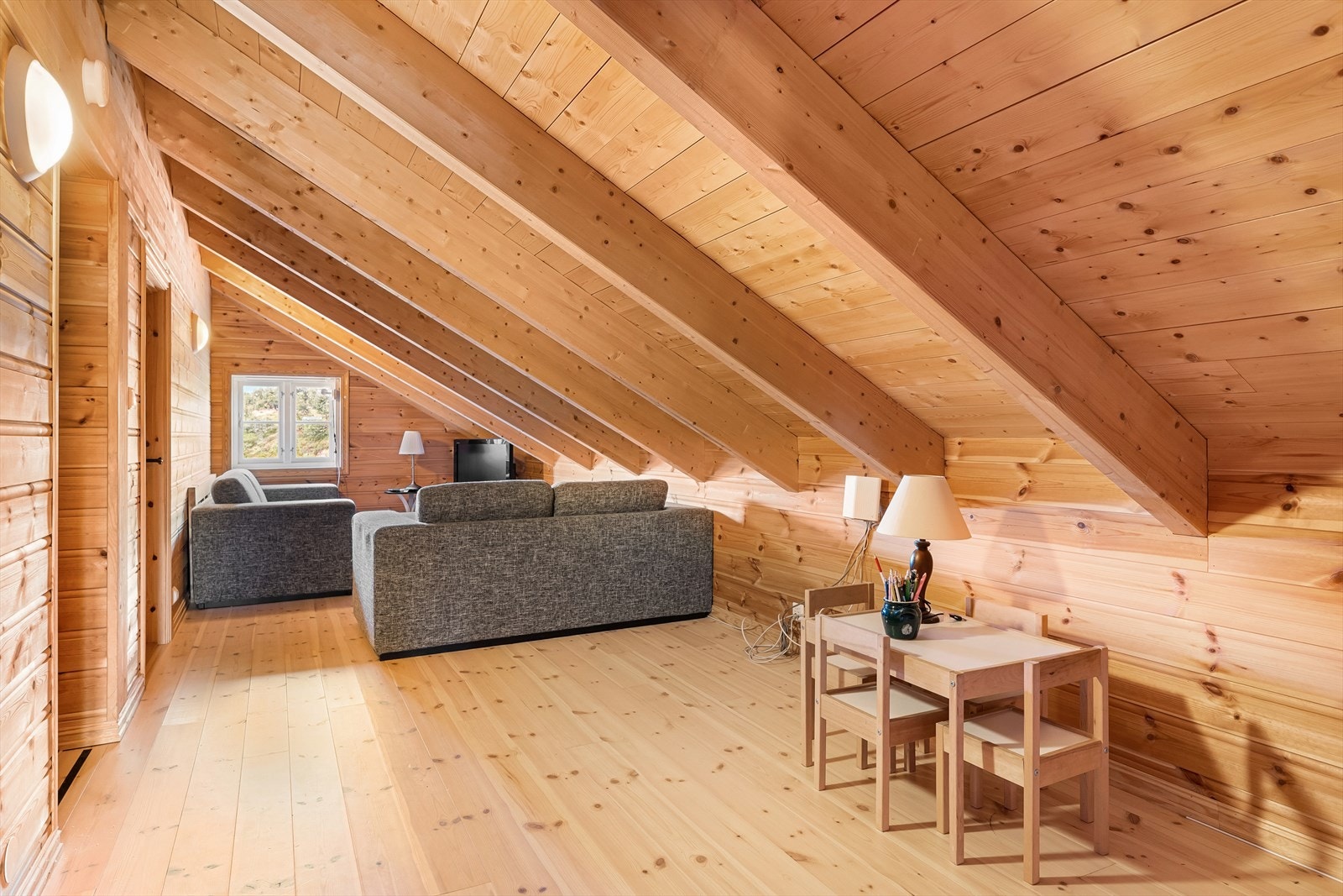 Loftstue med vindu Galleribilde