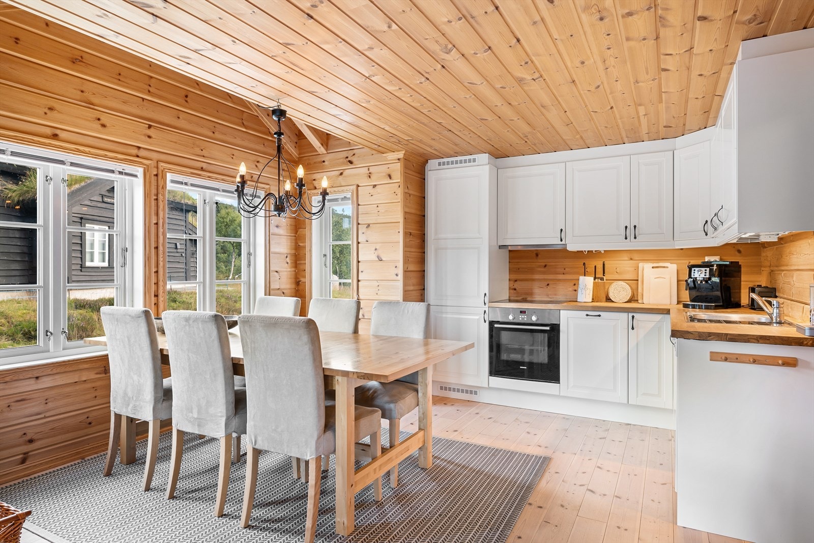 Belysning over benk. Heltre benkeplate. God plass til stort spisebord. Galleribilde