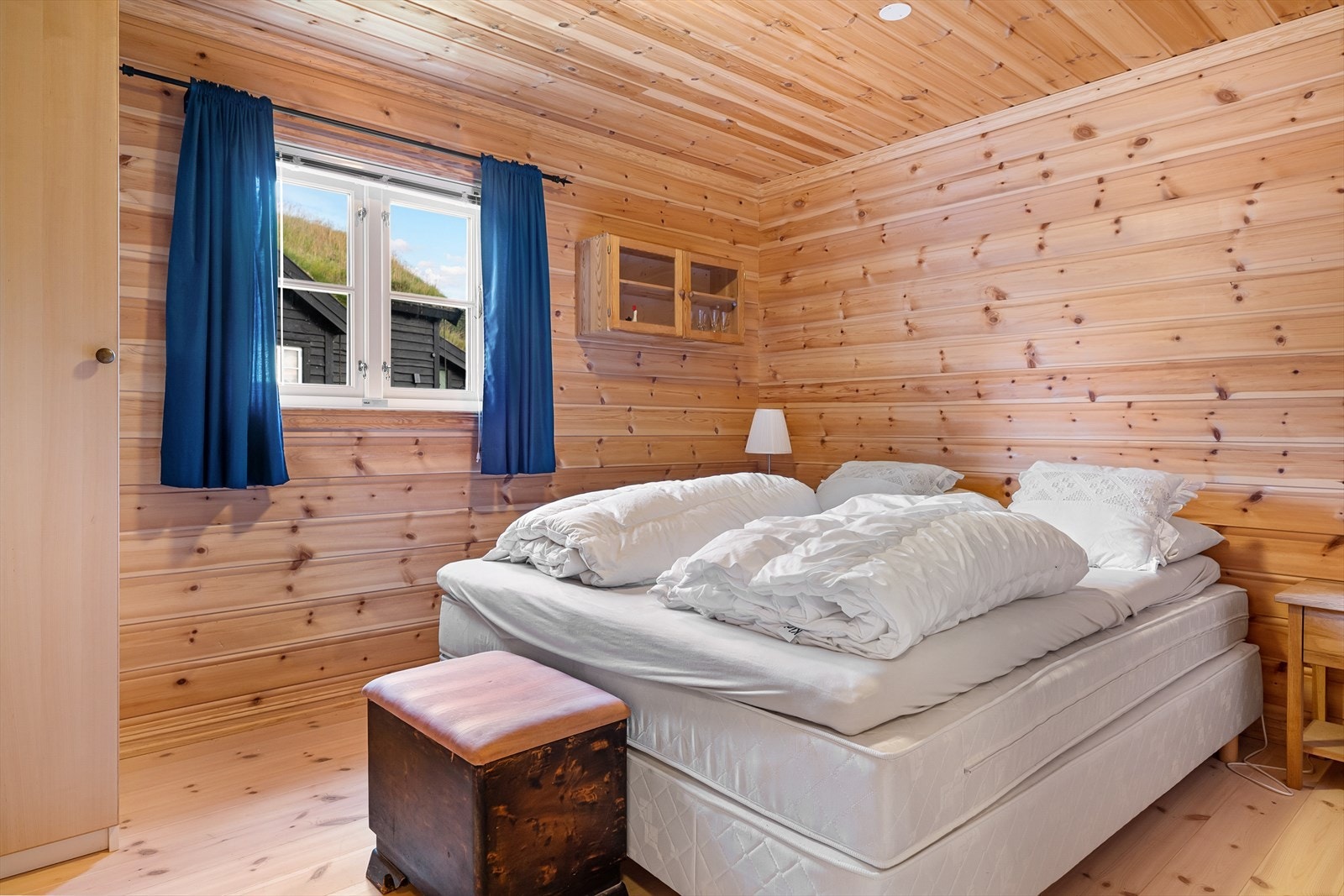 Hovedsoverom med garderobeskap Galleribilde