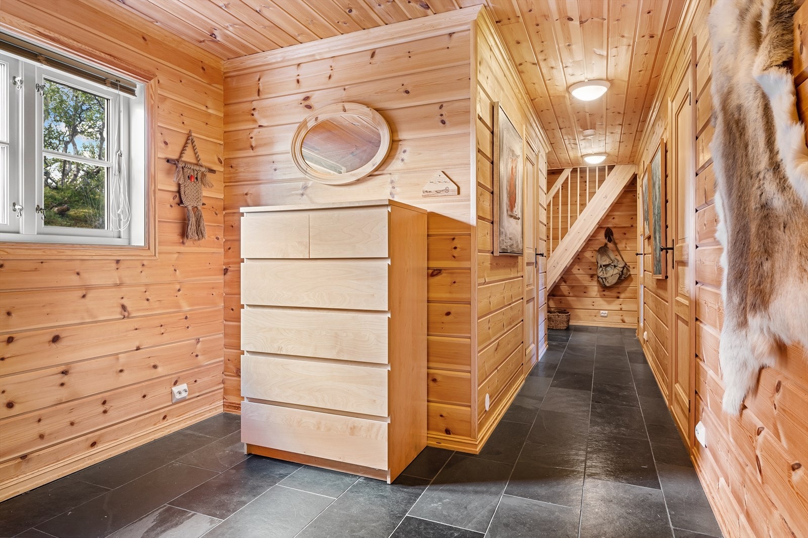 Romslig gang med plass til enda mer enn dagens innredning. Galleribilde