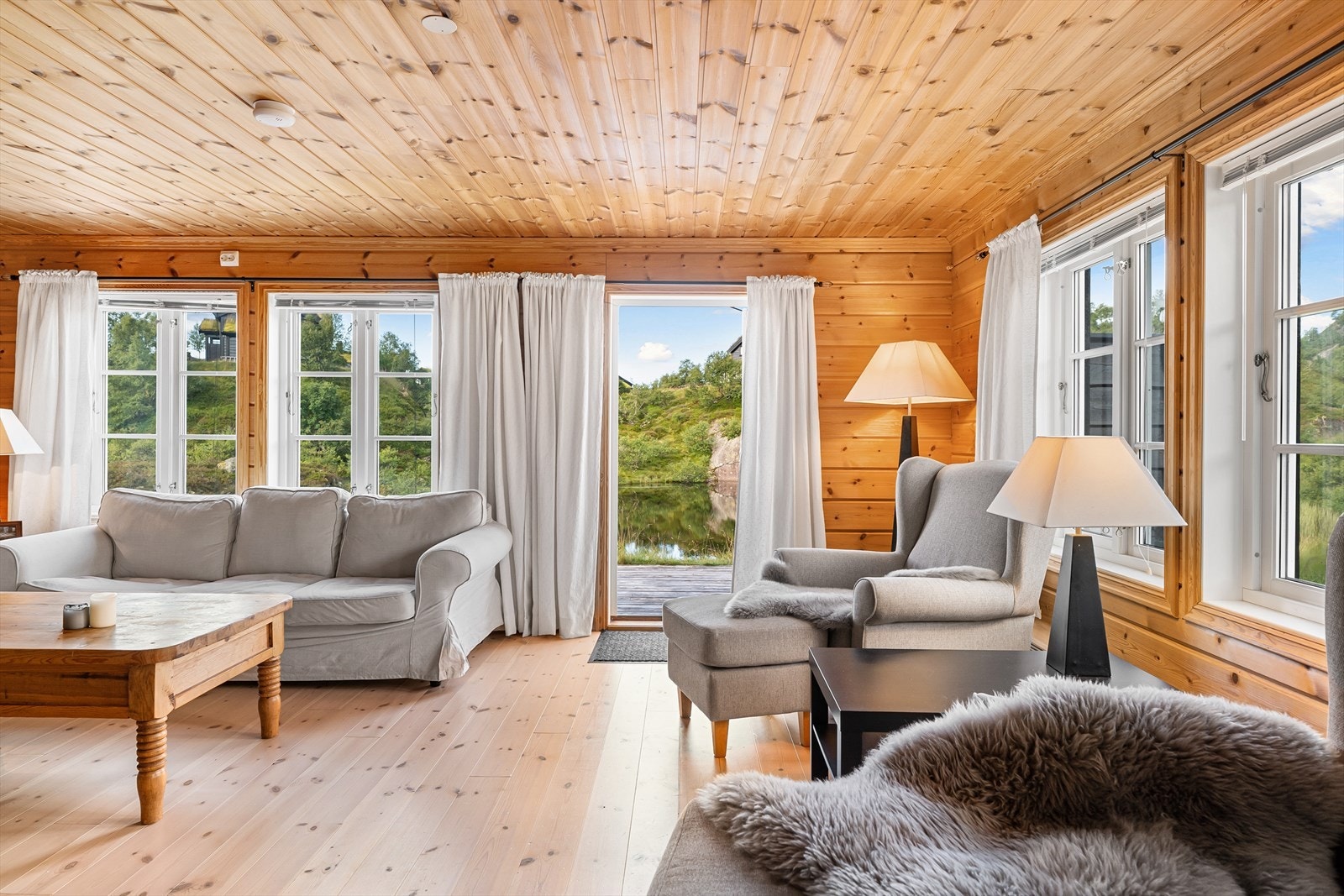 Stue med dør ut til terrasse Galleribilde