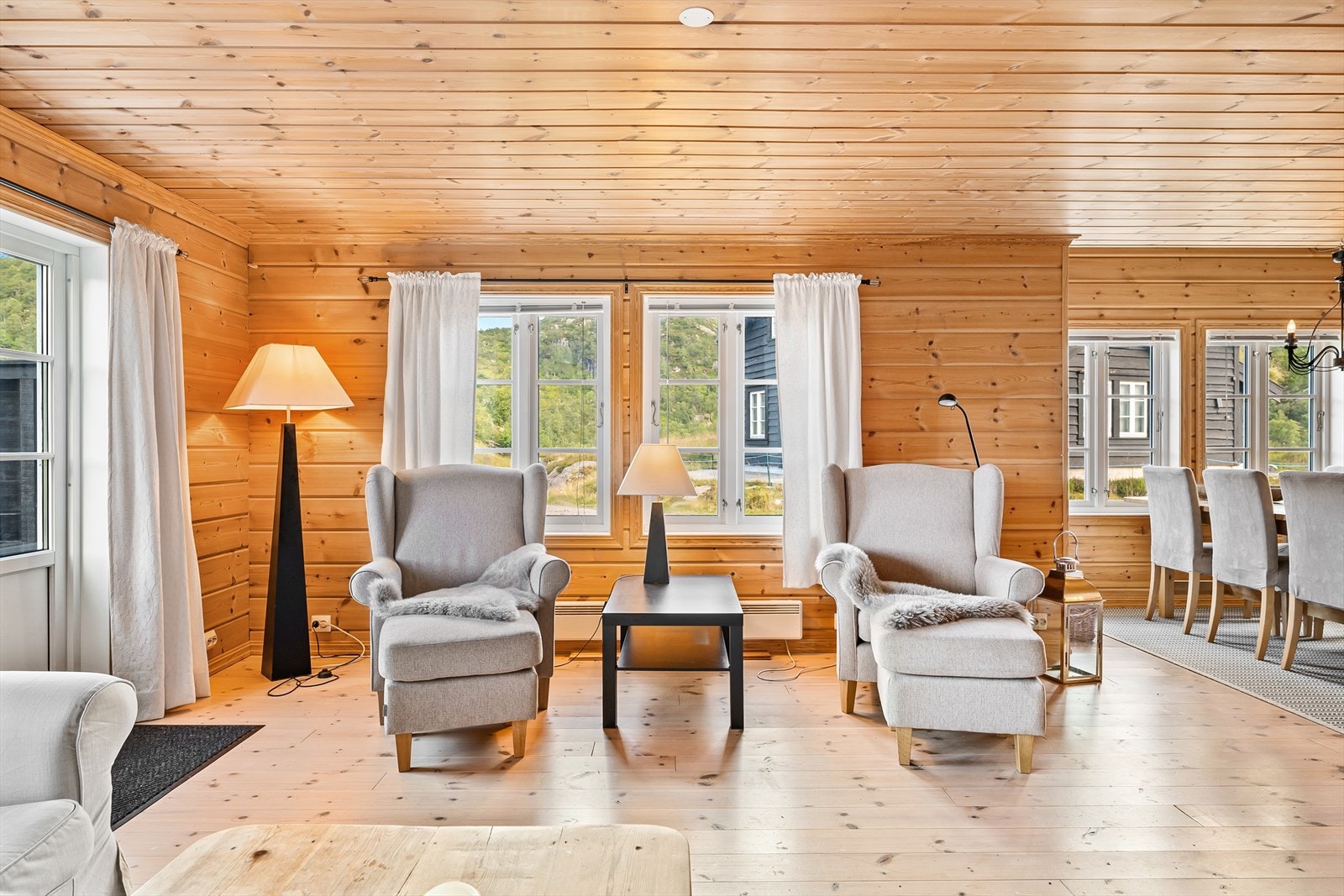 Plass til flere sittegrupper i stuen Galleribilde