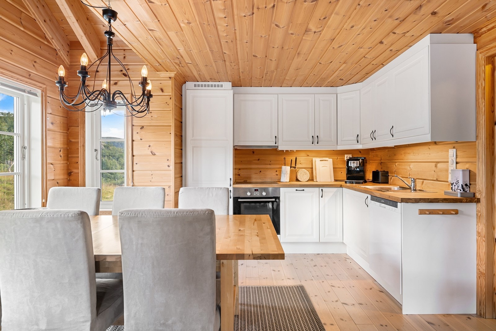 God lagringsplass i skap på kjøkken. Galleribilde