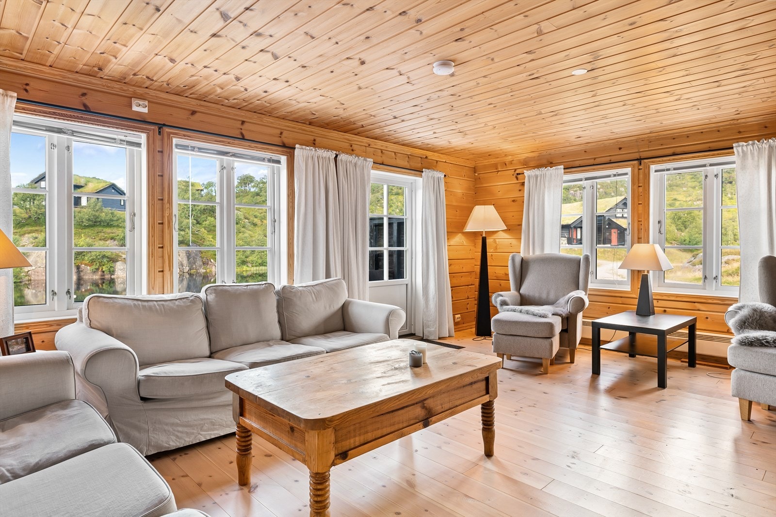 Det er mye vinduer i hytta, dette slipper inn naturlig lys inn og skaper en god atmosfære. Galleribilde