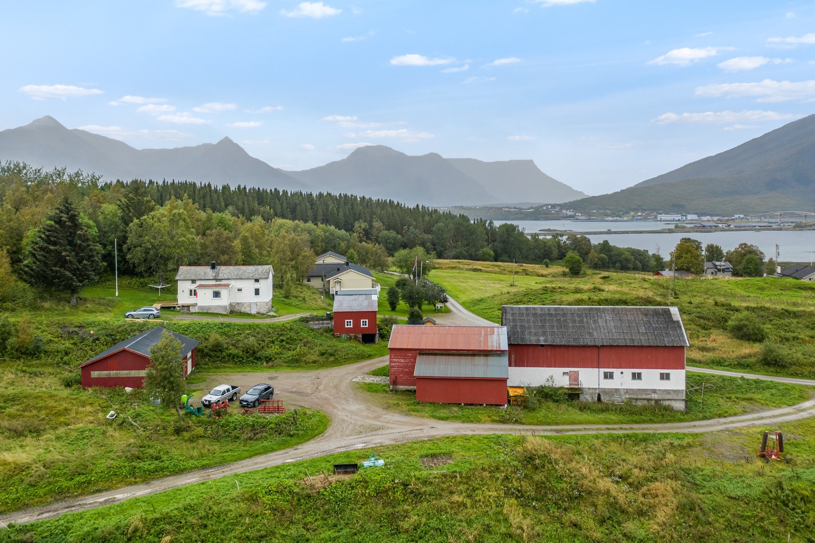 Driftsbygning og redskapshus på "Haug" Galleribilde
