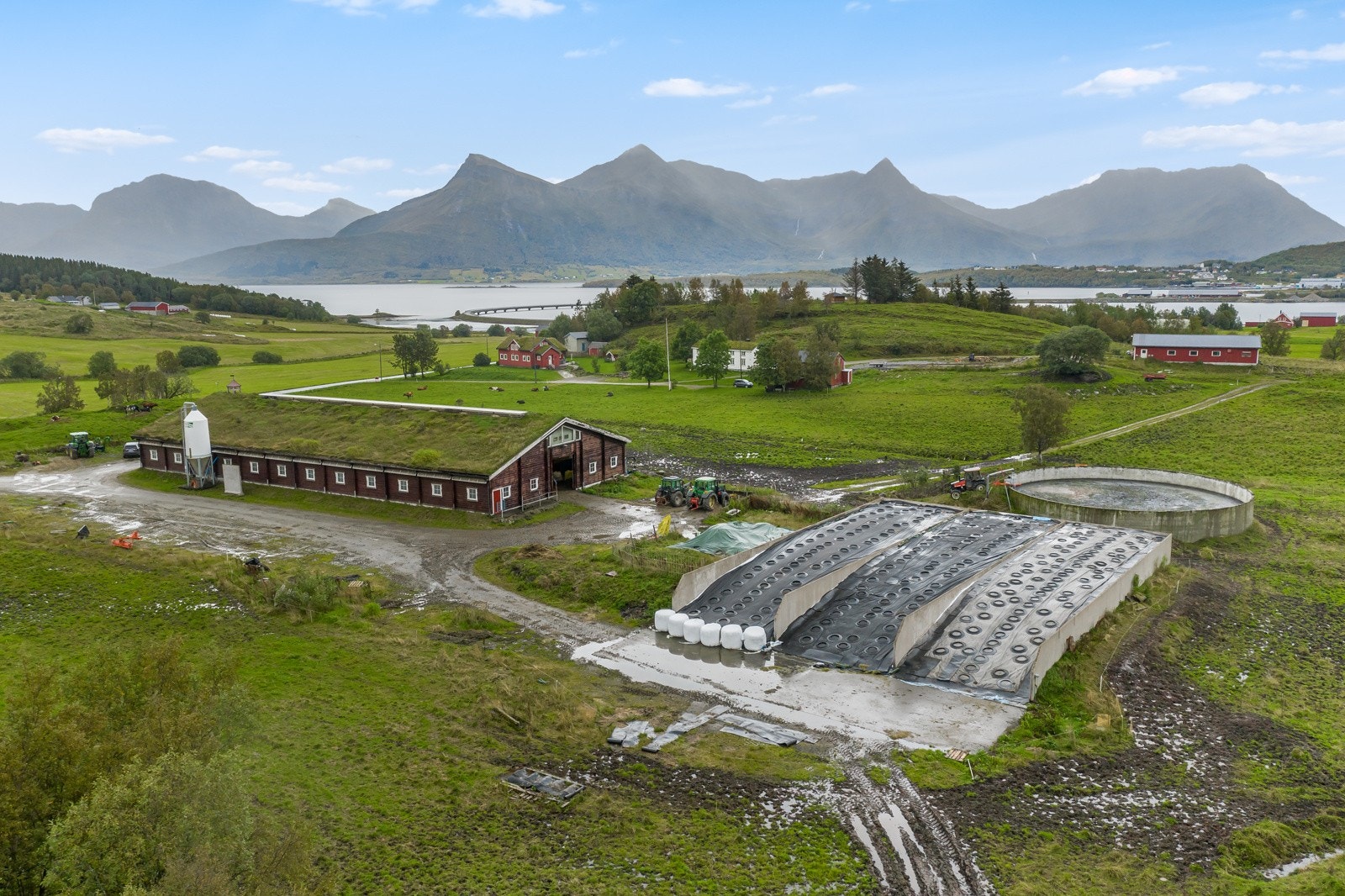 Driftsbygning med 3 plansiloer for lagring av grovfor Galleribilde