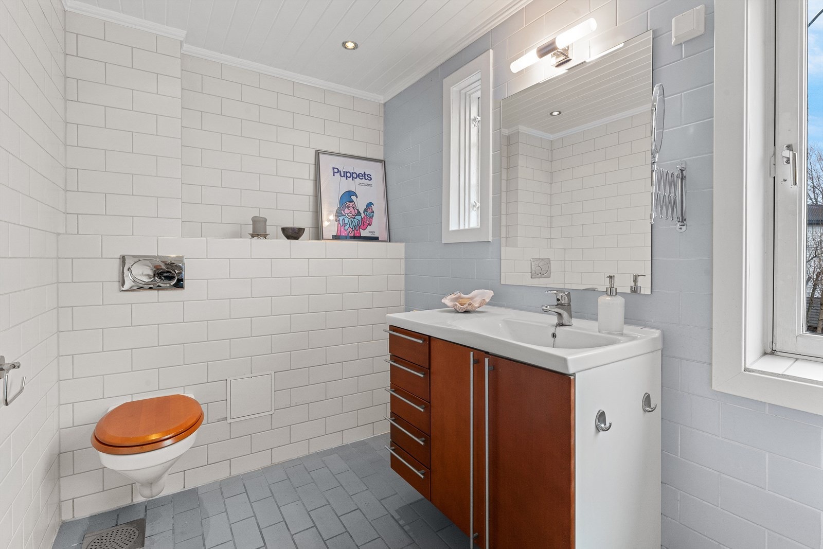 Stort, flislagt bad i 2.etg. fra 2005. Galleribilde