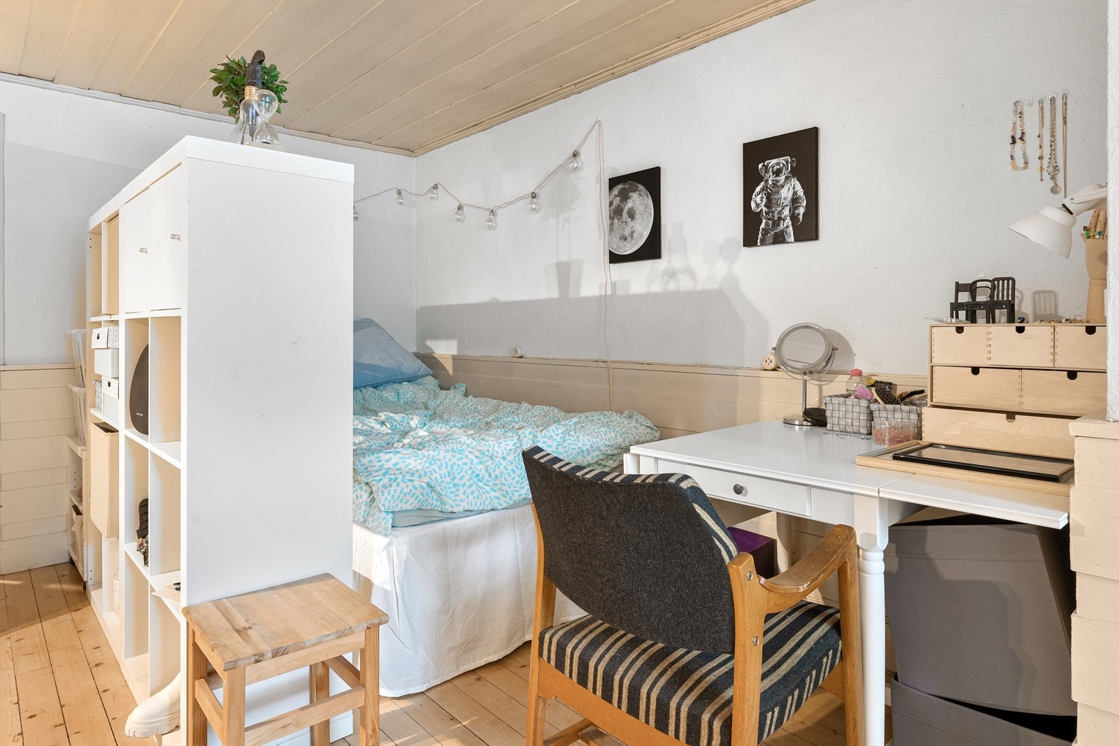 Selger leier i dag ut deler av kjelleren. Stuen i kjeller er satt opp i strid med heftelsene som hviler på eiendommen. Ref. salgsoppgaven. Galleribilde