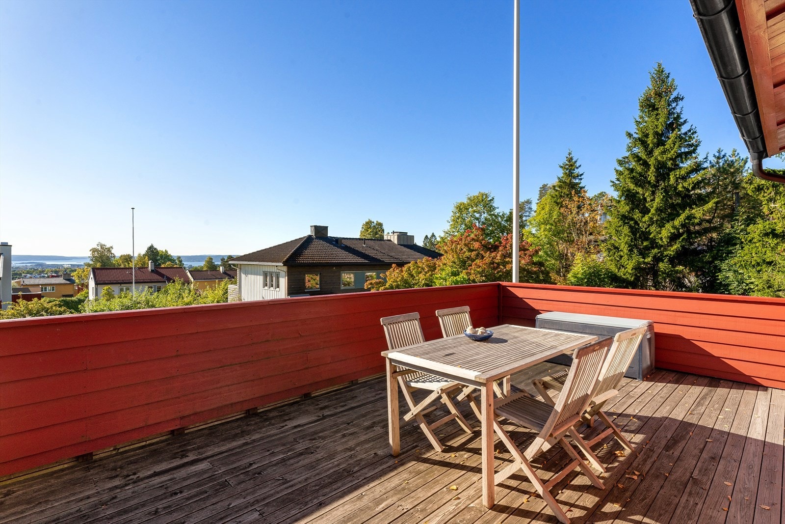 Stor terrasse med direkte utgang fra gang mellom spisestue og stue. Galleribilde