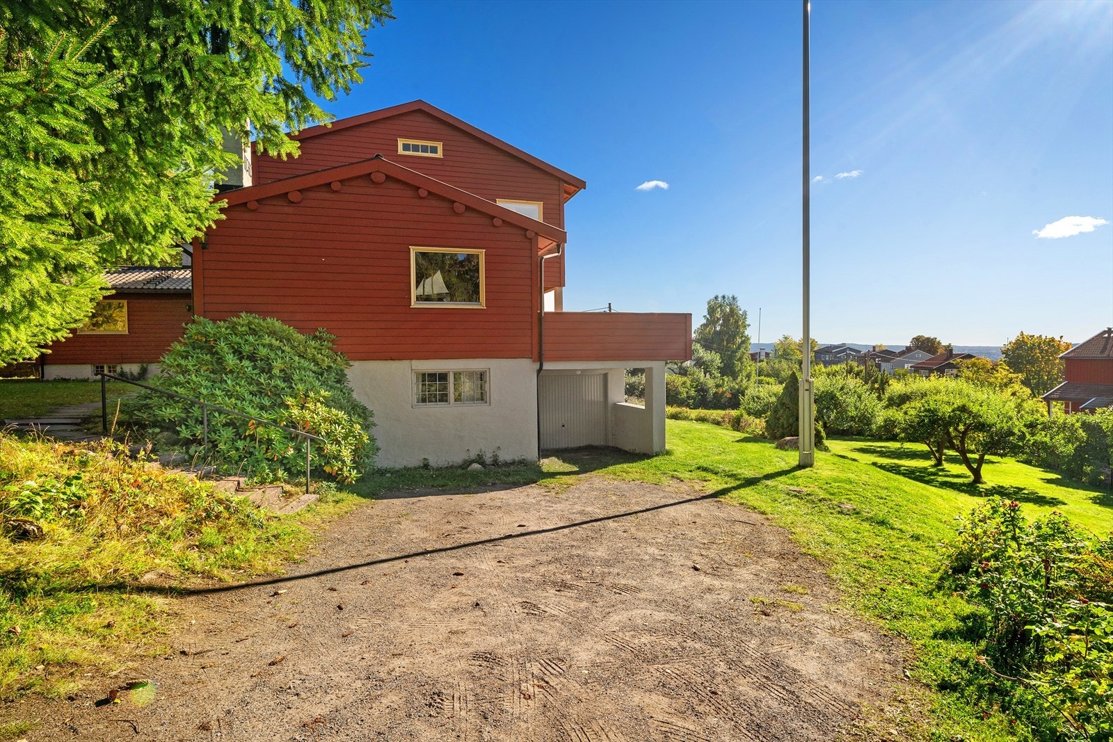 Garasje og biloppstillingsplasser på tomt Galleribilde