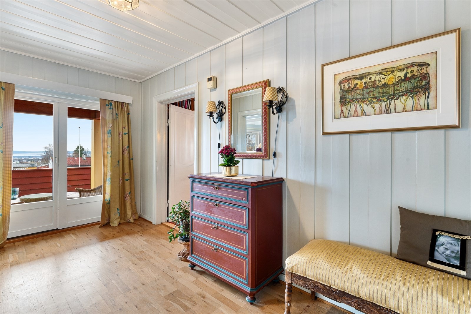 Utgang til stor og solrik terrasse fra gang mellom stue og spisestue. Galleribilde